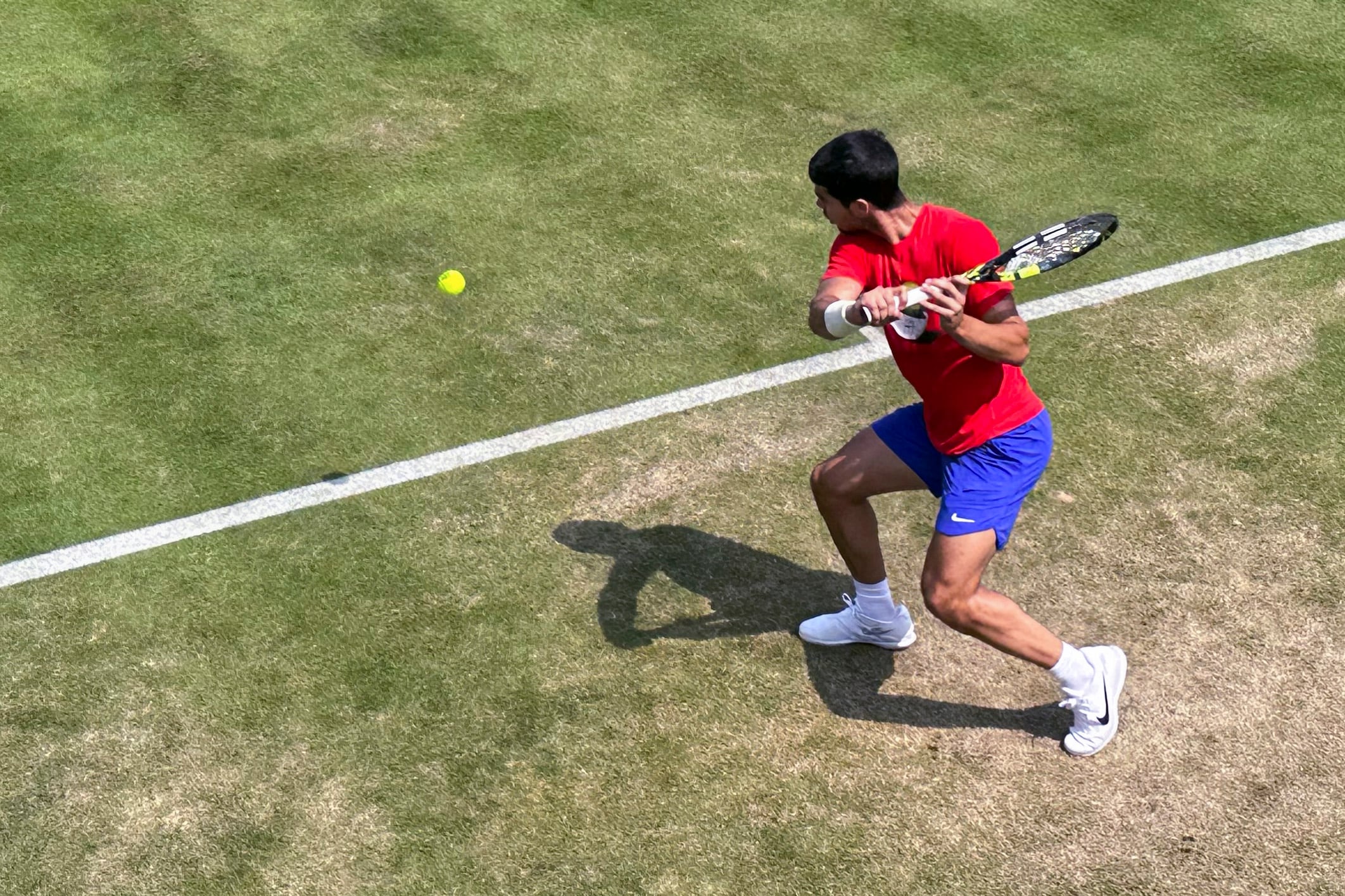 El tenista murciano Carlos Alcaraz entrenando sobre hierba en Londres en una imagen de archivo (EFE/Manuel Sánchez) 