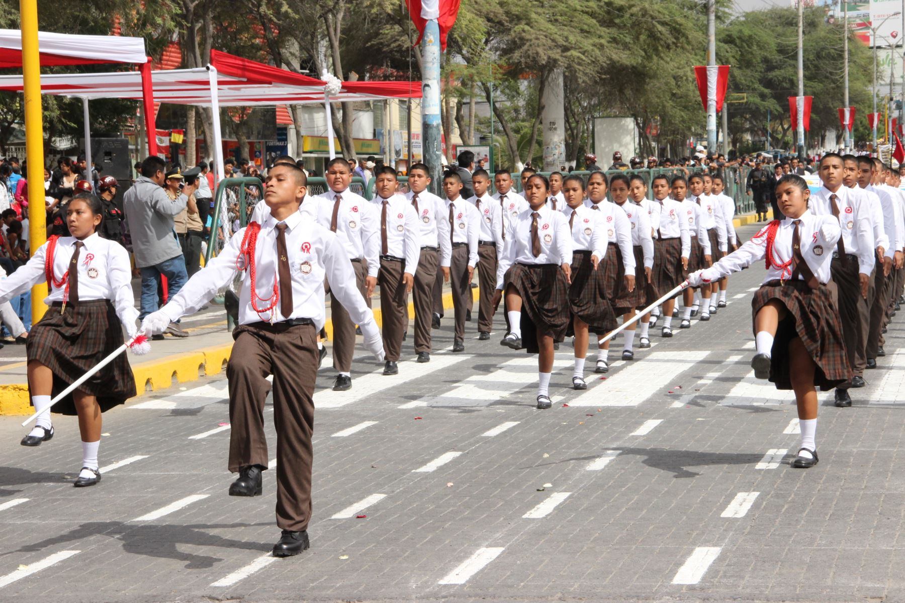 Los escolares peruanos desfilan en julio para rendirle homenaje a su patria. 