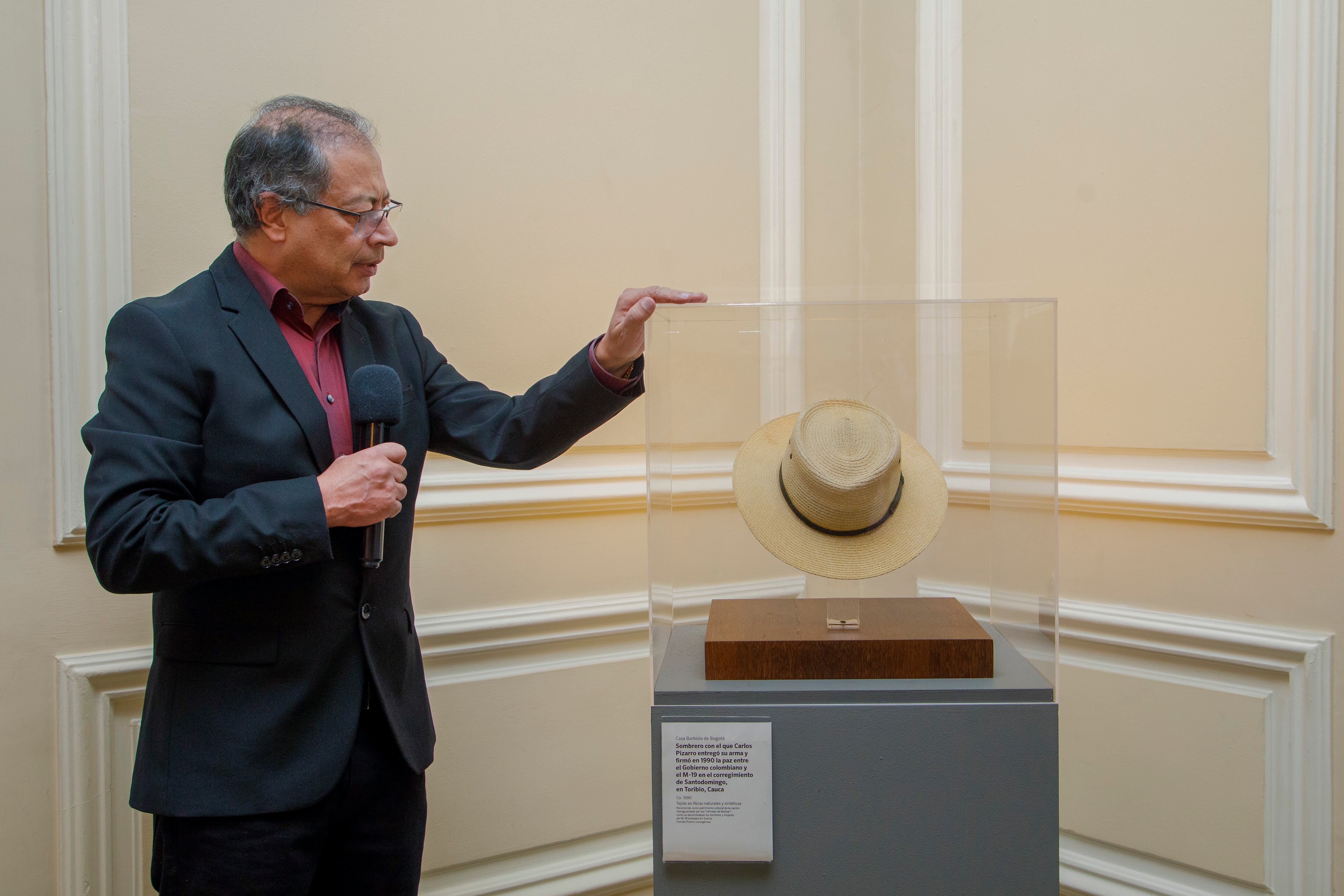 El presidente Gustavo Petro hizo la presentación del sombrero de Carlos Pizarro como Patrimonio Cultural de la Nación - crédito Alexa Rochi/Presidencia