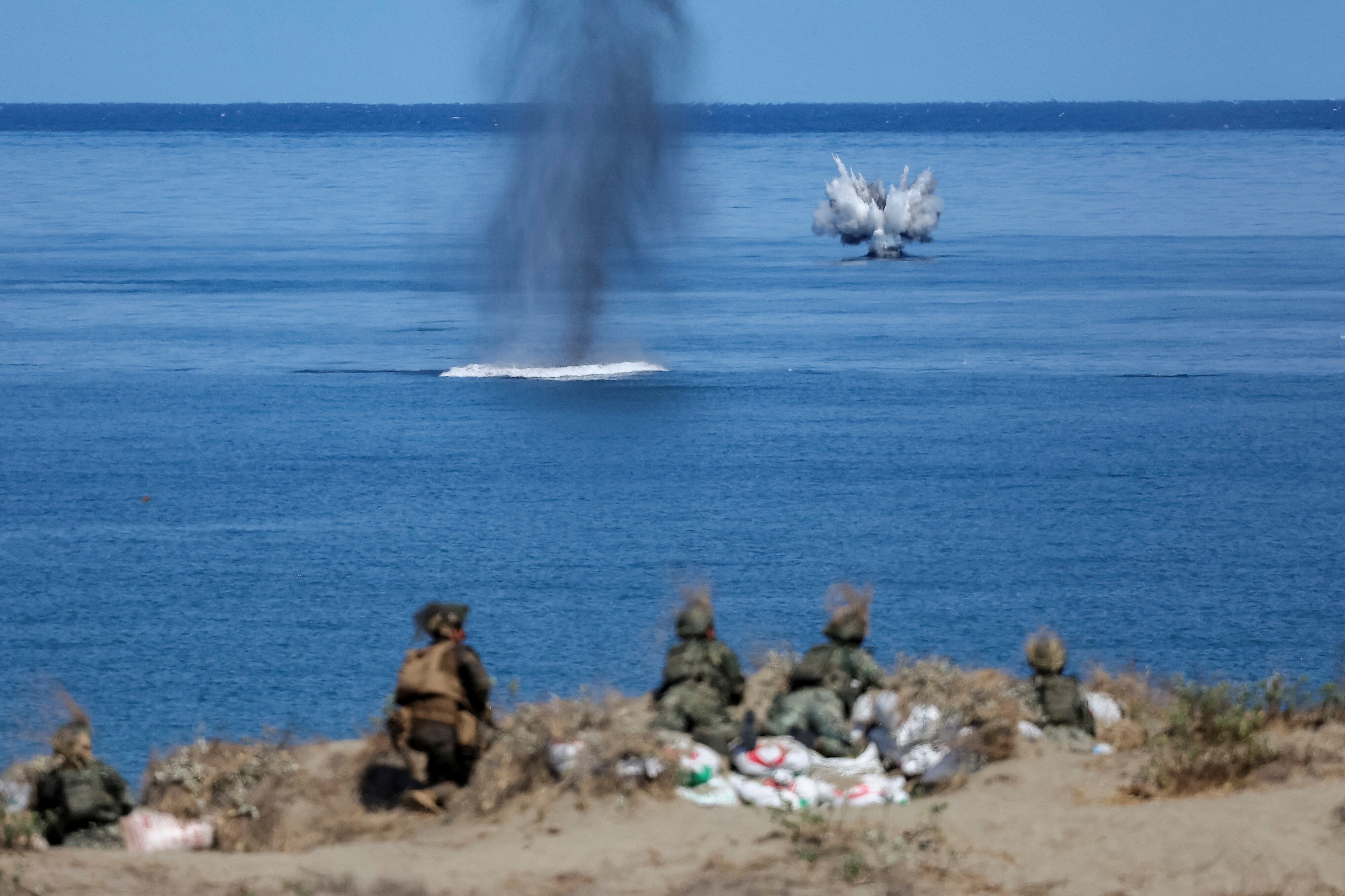 Soldados estadounidenses y filipinos participan en el ejercicio con fuego real durante los ejercicios militares conjuntos llamados "Balikatan" o hombro con hombro, en Laoag, Filipinas, el pasado mayo (REUTERS/Eloisa López)
