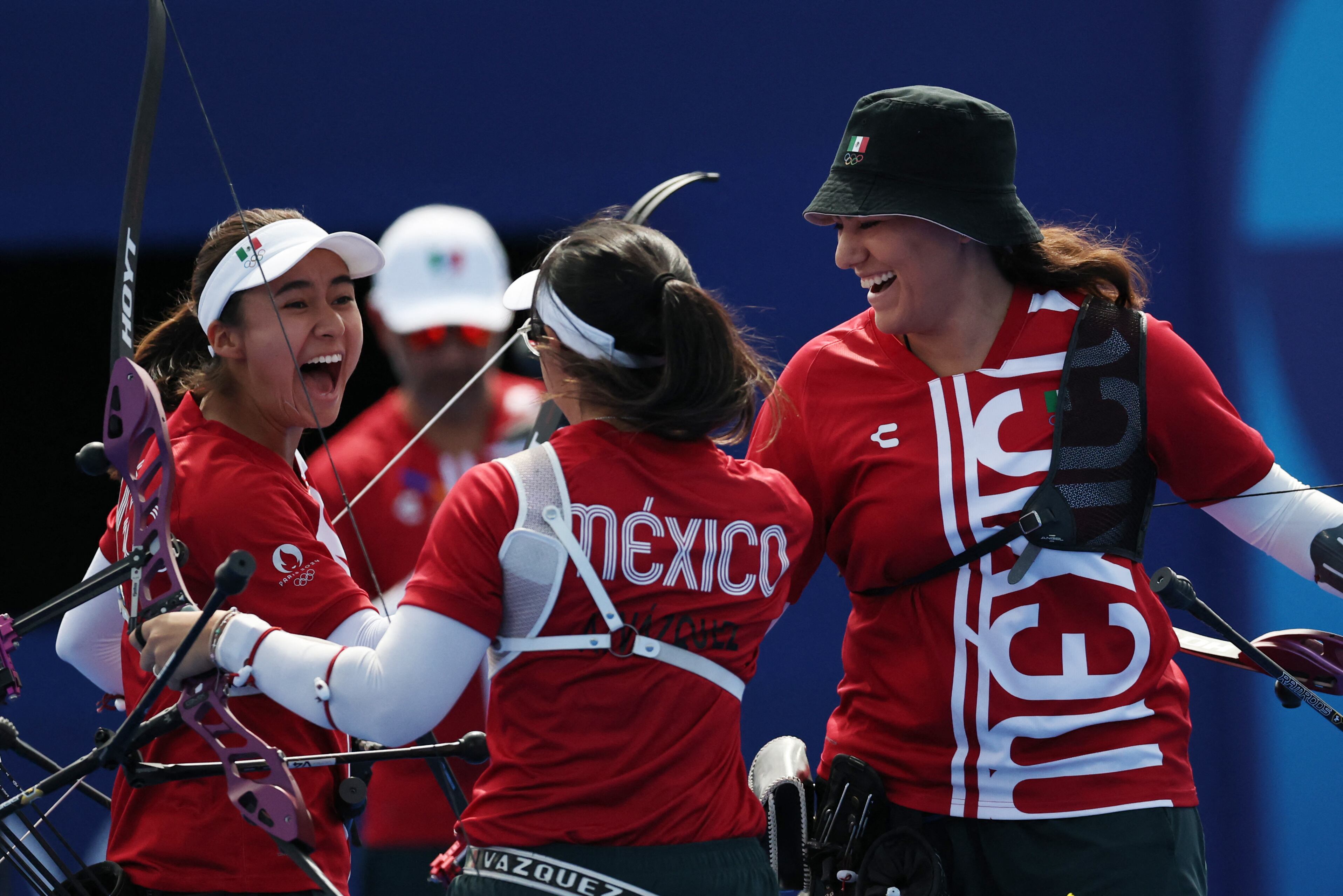 Las arqueras azteca festejan su pase a la semifinal femenil en búsqueda de una nueva medalla. (REUTERS/Tingshu Wang)