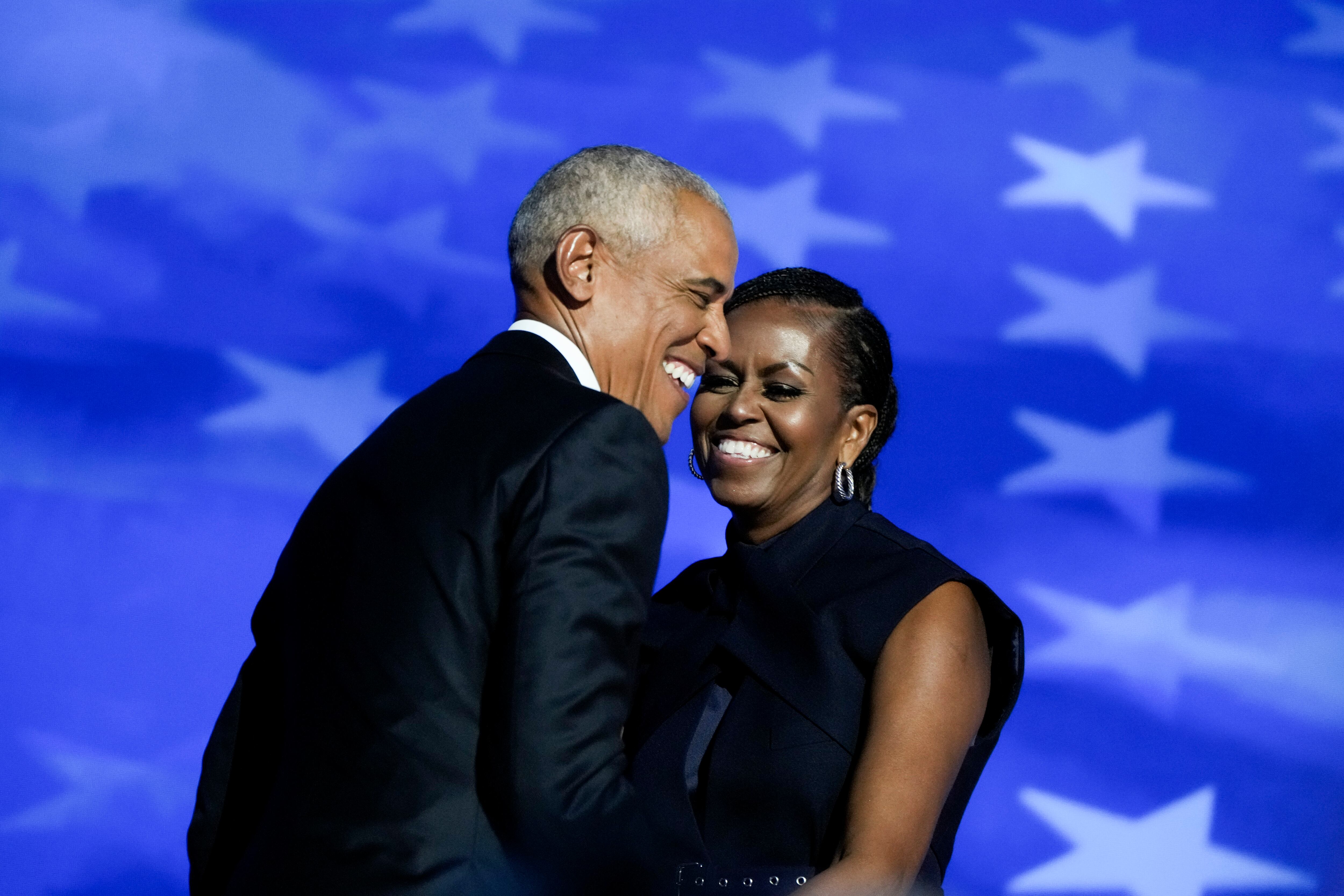 Michelle Obama y el expresidente Barack Obama se abrazan cuando él se dirige al escenario durante la Convención Nacional Demócrata en Chicago, el martes 20 de agosto de 2024. (Todd Heisler/The New York Times).




