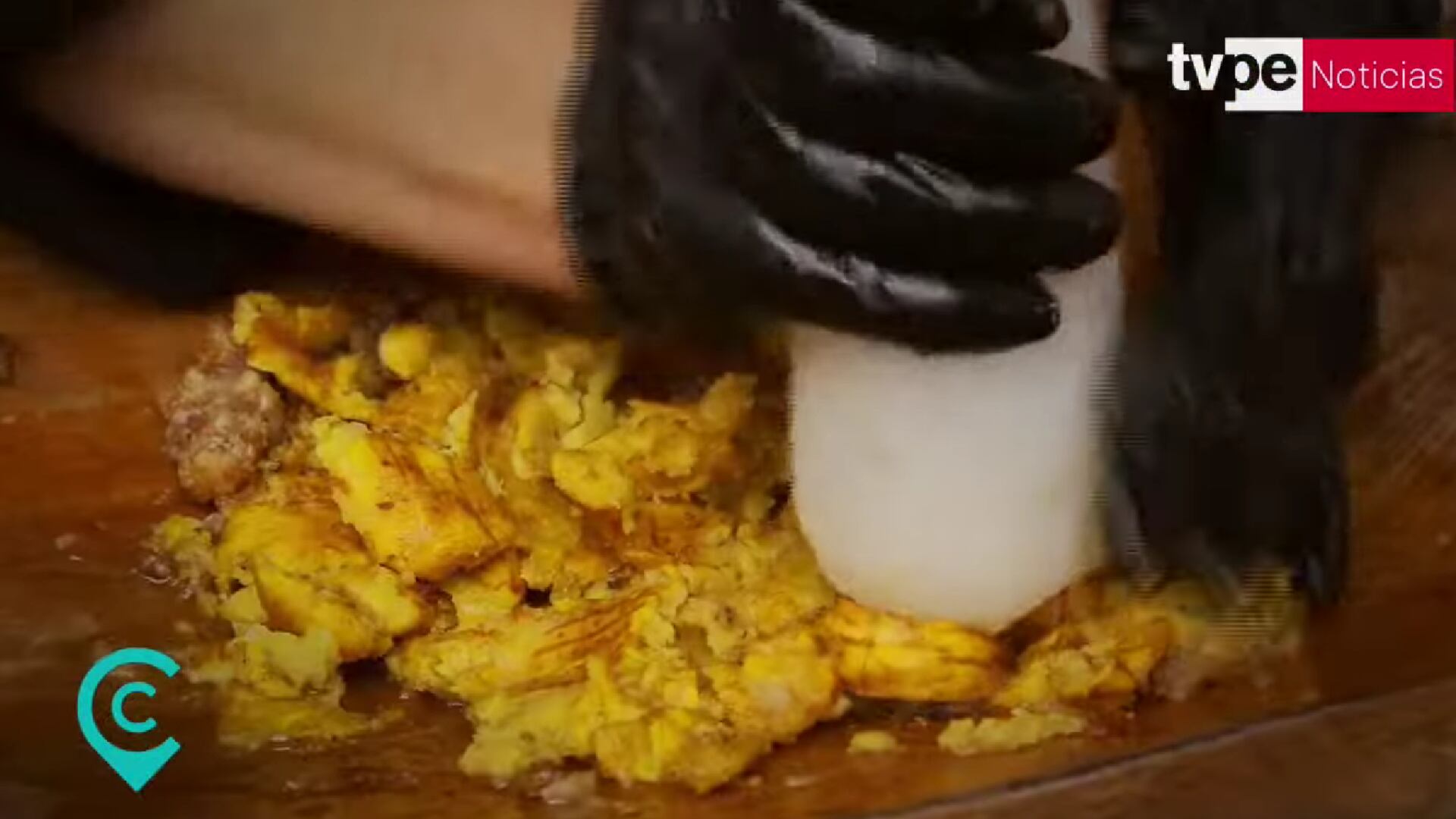 Preparando el tacacho con un mortero de sal rosada que le da un roque único. (captura)