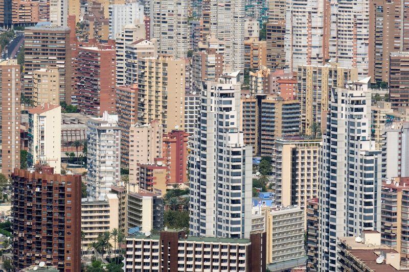 Vista parcial de edificios de apartamentos en Benidorm, Comunidad Valenciana, España. (REUTERS/Heino Kalis)