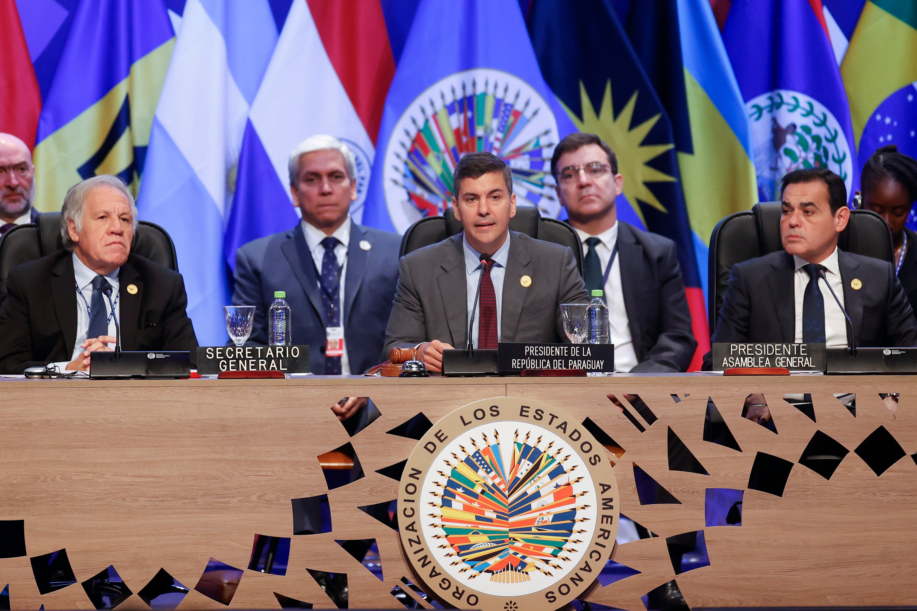 El secretario general de la Organización de Estados Americanos (OEA), Luis Almagro (i); el presidente de Paraguay, Santiago Peña (c), y el ministro de Relaciones Exteriores de Paraguay, Rubén Ramírez (d), participan de la Primera Sesión Plenaria durante la 54ª Asamblea General de la OEA (EFE/ Bienvenido Velasco)