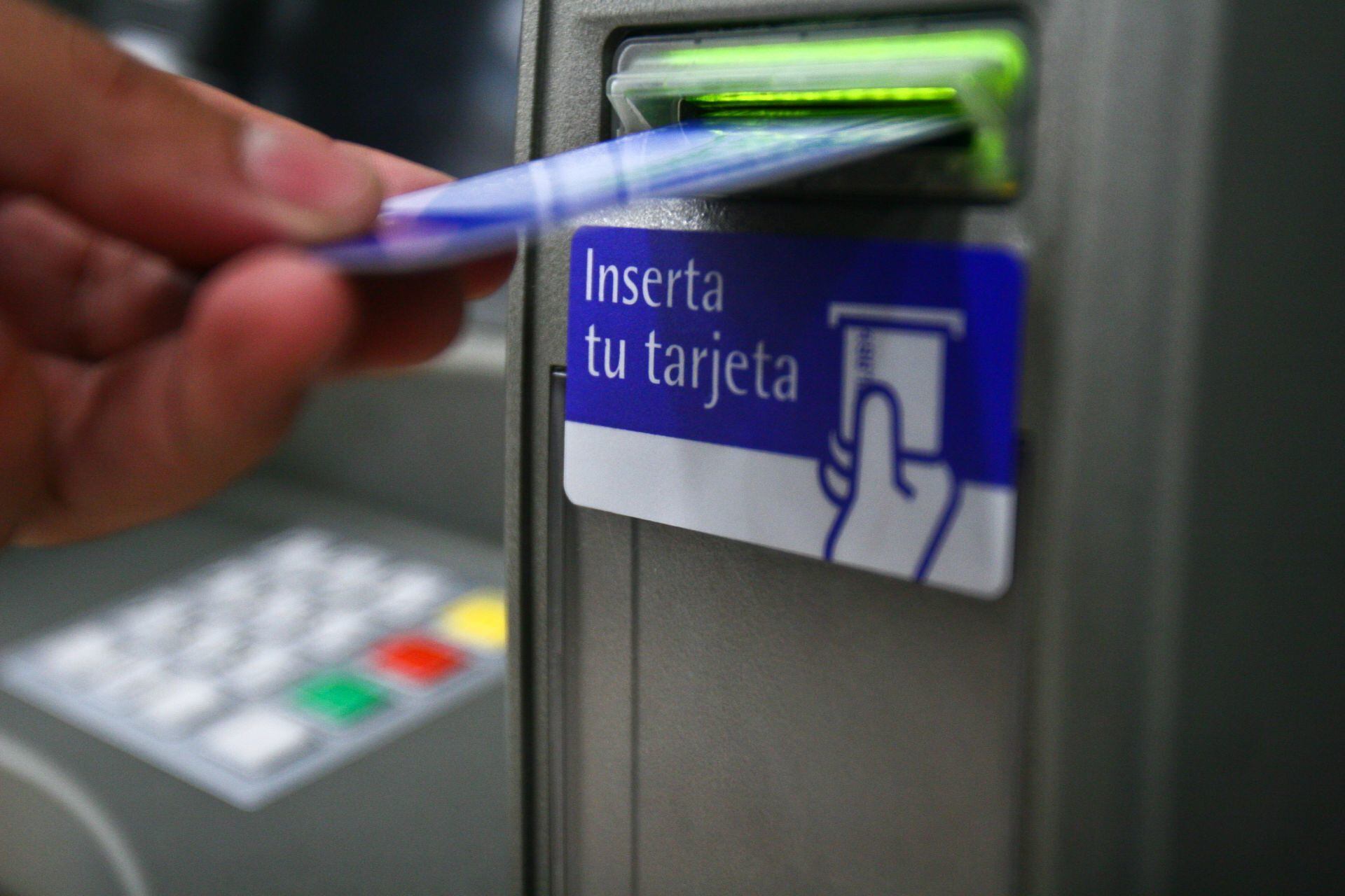 A través de los cajeros automáticos es posible retirar efectivo, realizar depósitos, transferencias y consultas de saldo. 
FOTO: ISAAC ESQUIVEL/CUARTOSCURO.COM