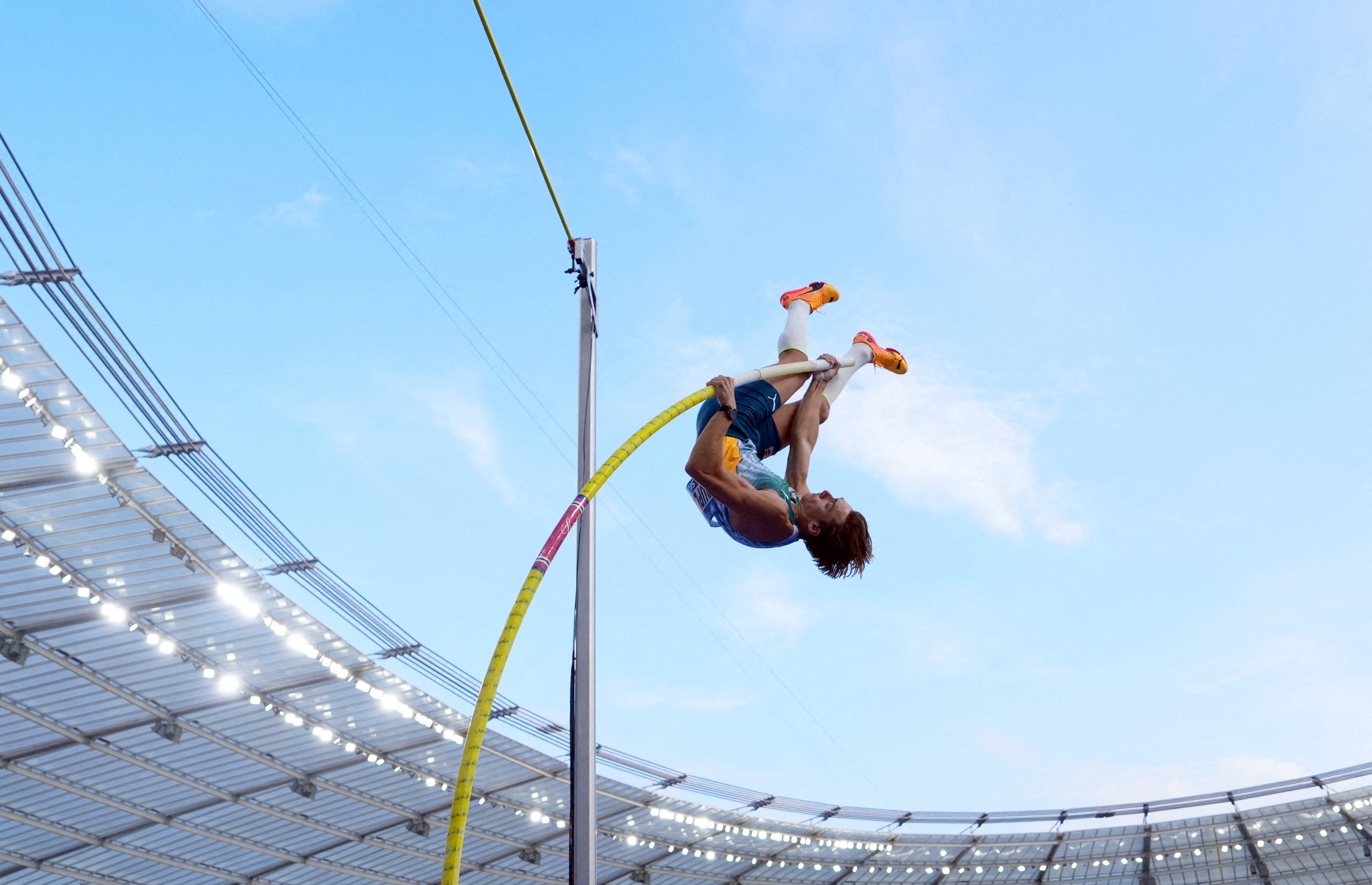 Otro salto para la historia de Mondo Duplantis y sus 6.26 metros para ser nuevo récord mundial (REUTERS/Aleksandra Szmigiel)