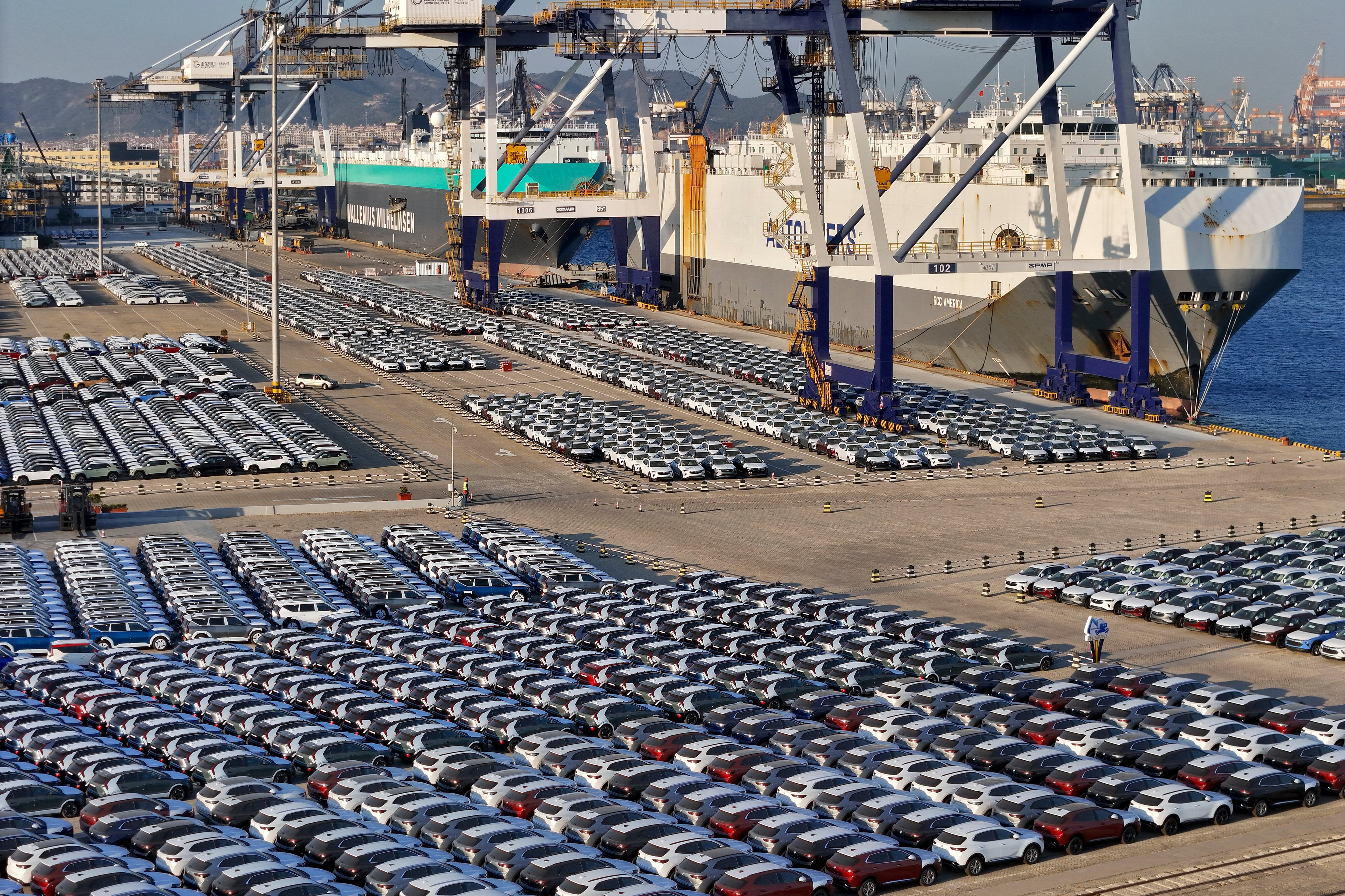 Autos para exportar aguardan transporte en una nave en el puerto de Yantai, China oriental, 2 de noviembre de 2023. Las exportaciones de autos chinos aumentaron 63,7% en 2023, en tanto las ventas en el interior, alentadas por incentivos de fin de año, aumentaron 4,2%, informó una cámara industrial el jueves 11 de enero de 2024. (Chinatopix via AP)