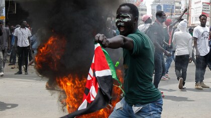 El presidente de Kenia paralizó una subida salarial de funcionarios en medio de las protestas que sacuden al país hace semanas