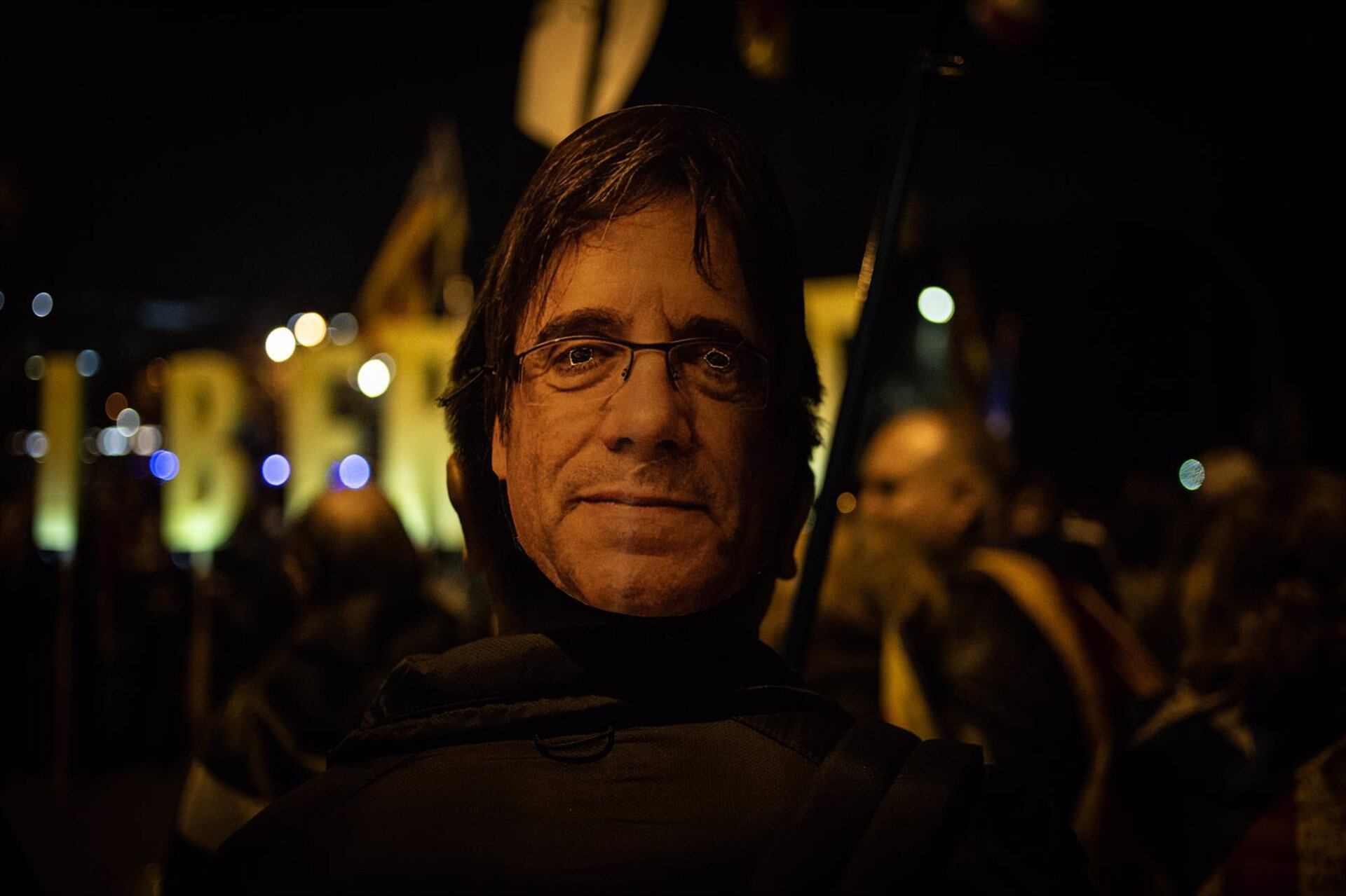 Un manifestante porta una máscara de Puigdemont durante la manifestación convocada por Tsunami Democratic en 2019. (David Zorrakino - Europa Press) 