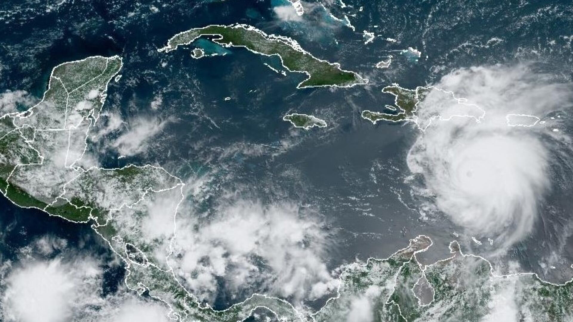 Vista satélite de la distancia actual entre el Huracán Beryl y la Península de Yucatán, 2 de julio 2024