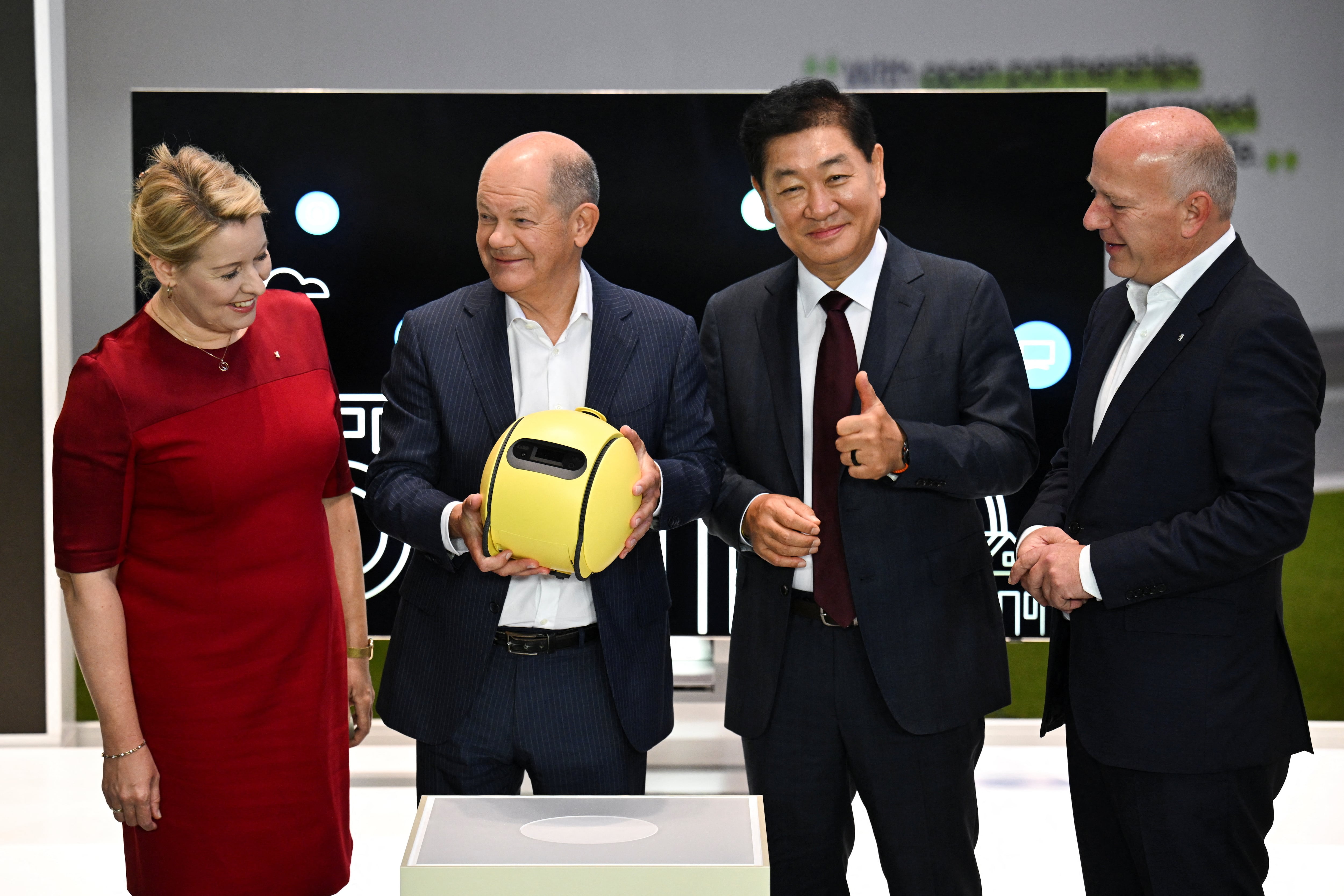 El canciller alemán Olaf Scholz visitó la exhibición IFA Berlín en el que las grandes marcas presentaron avances en inteligencia artificial aplicada a electrodomésticos. REUTERS 