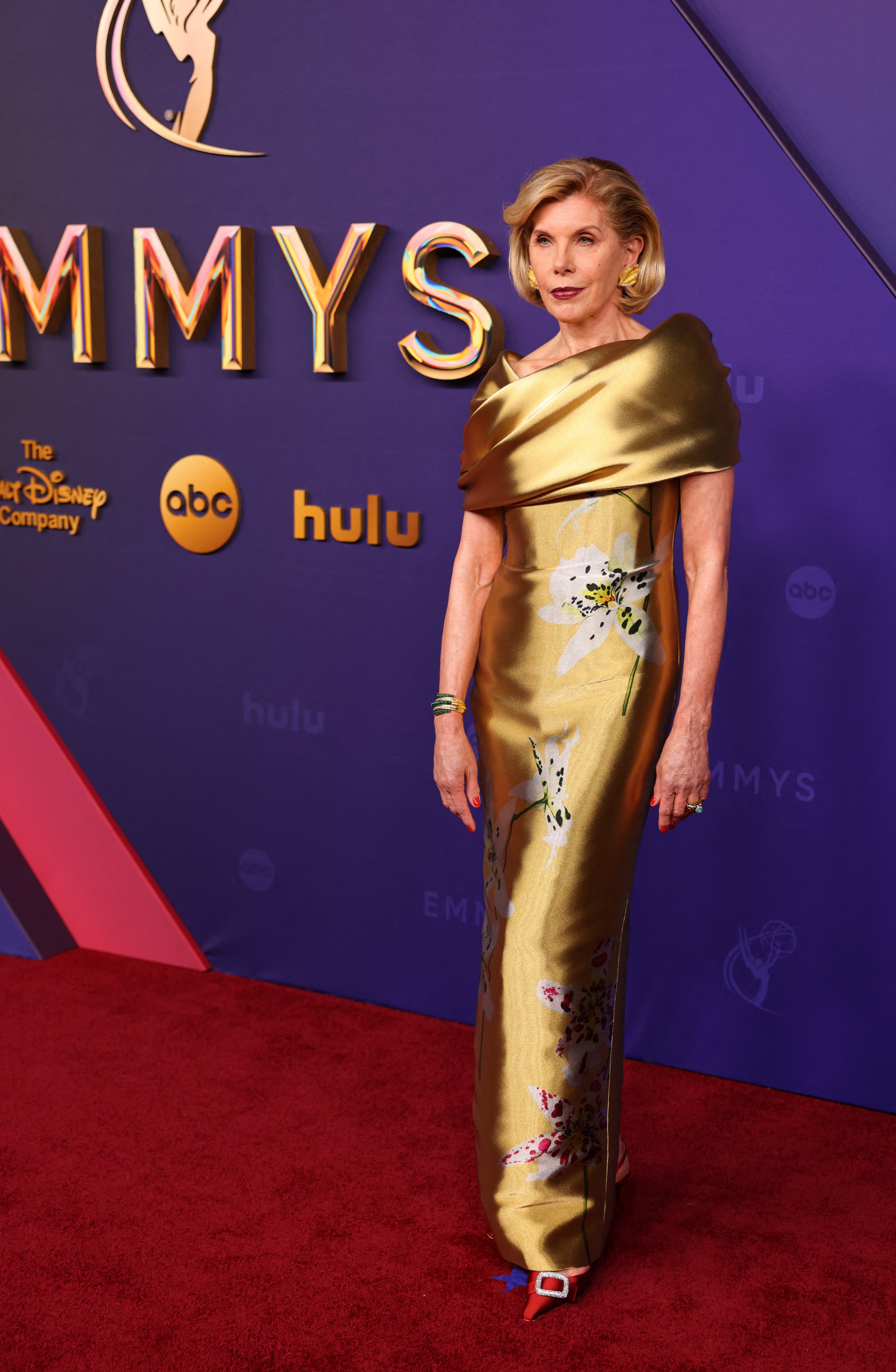 Christine Baranski y su acertado vestido dorado con strapless (REUTERS/Mike Blake)