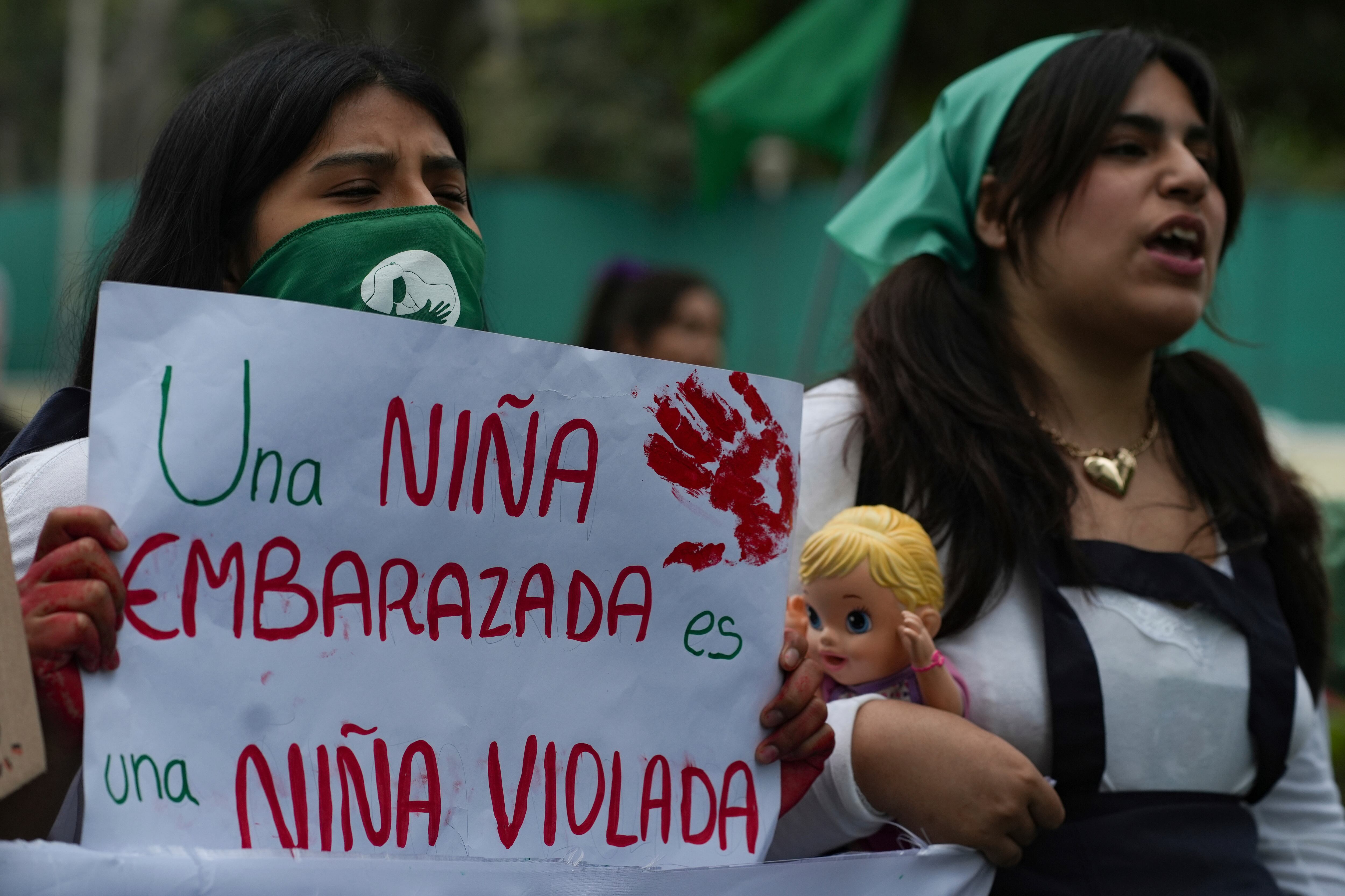 Una mujer sostiene un letrero durante una marcha para conmemorar el Día de Acción Global por un Aborto Legal y Seguro en Lima, Perú, el sábado 28 de septiembre de 2024. (AP Foto/Guadalupe Pardo)