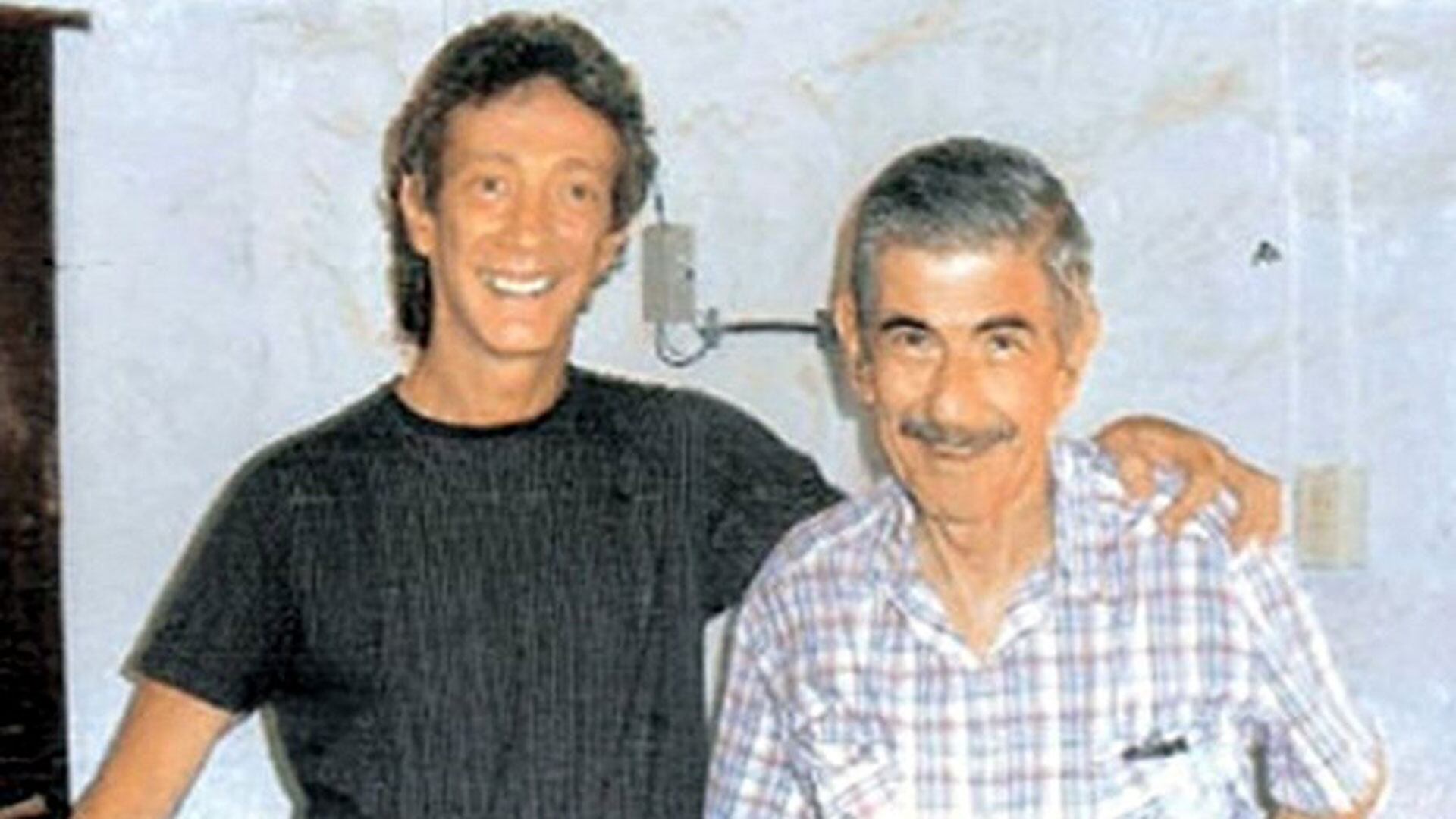 Luis Menocchio sonríe para la foto junto a Manuel Roseo, a quien asesinaría