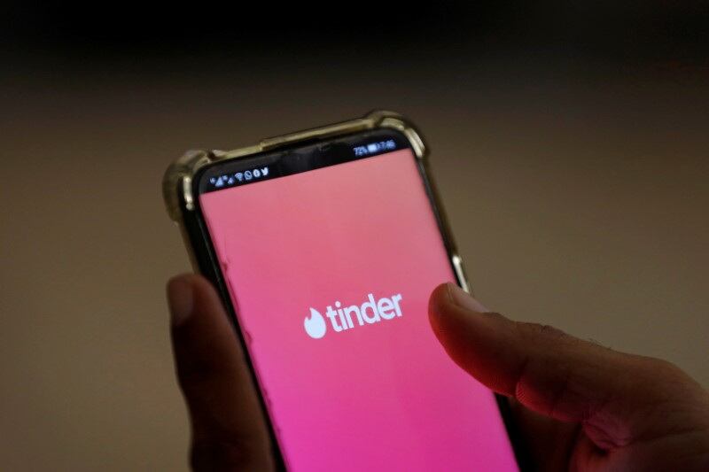 En Tinder, los usuarios tiene la posibilidad de personalizar su perfil tanto como lo deseen.  REUTERS/Akhtar Soomro/Illustration/File Photo