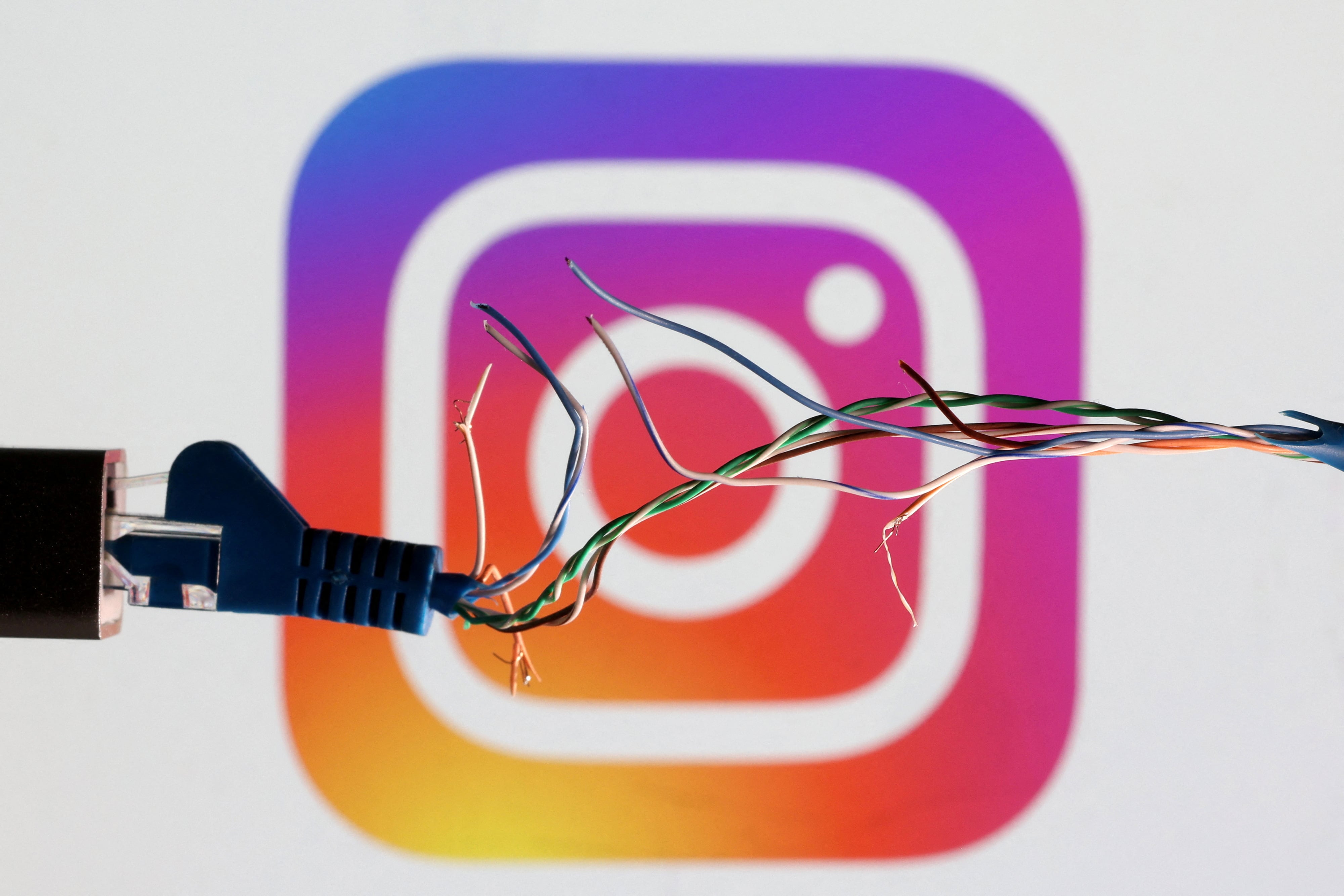 Instagram no notifica cuando se agrega a alguien a mejores amigos ni cuando se bloquea. REUTERS/Dado Ruvic/Illustration/File Photo