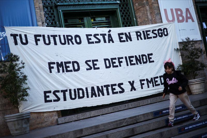 Uno de los tantos carteles que desfiló en el año en pos de la defensa de la universidad pública (REUTERS/Agustin Marcarian)