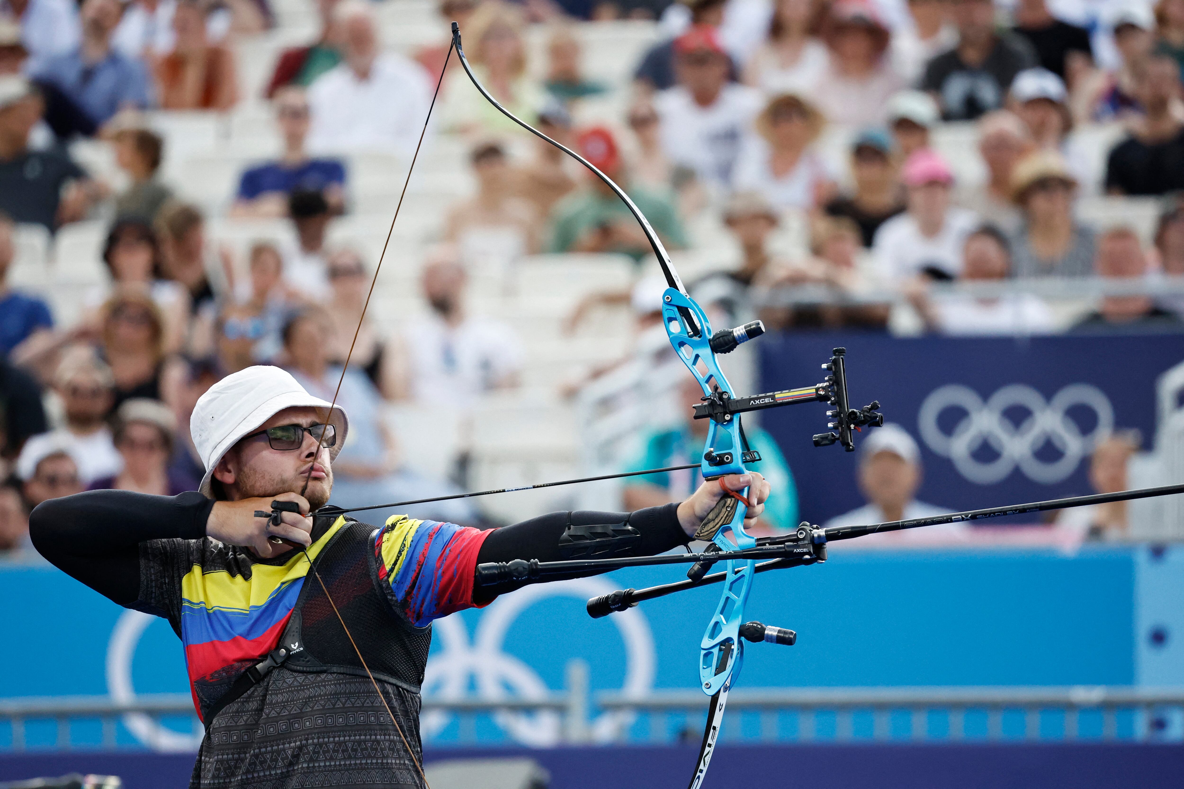 Paris 2024 Olympics - Archery - Men's Individual 1/16 Elimination Round - Invalides, Paris, France - August 01, 2024. Santiago Arcila of Colombia in action. REUTERS/Tingshu Wang