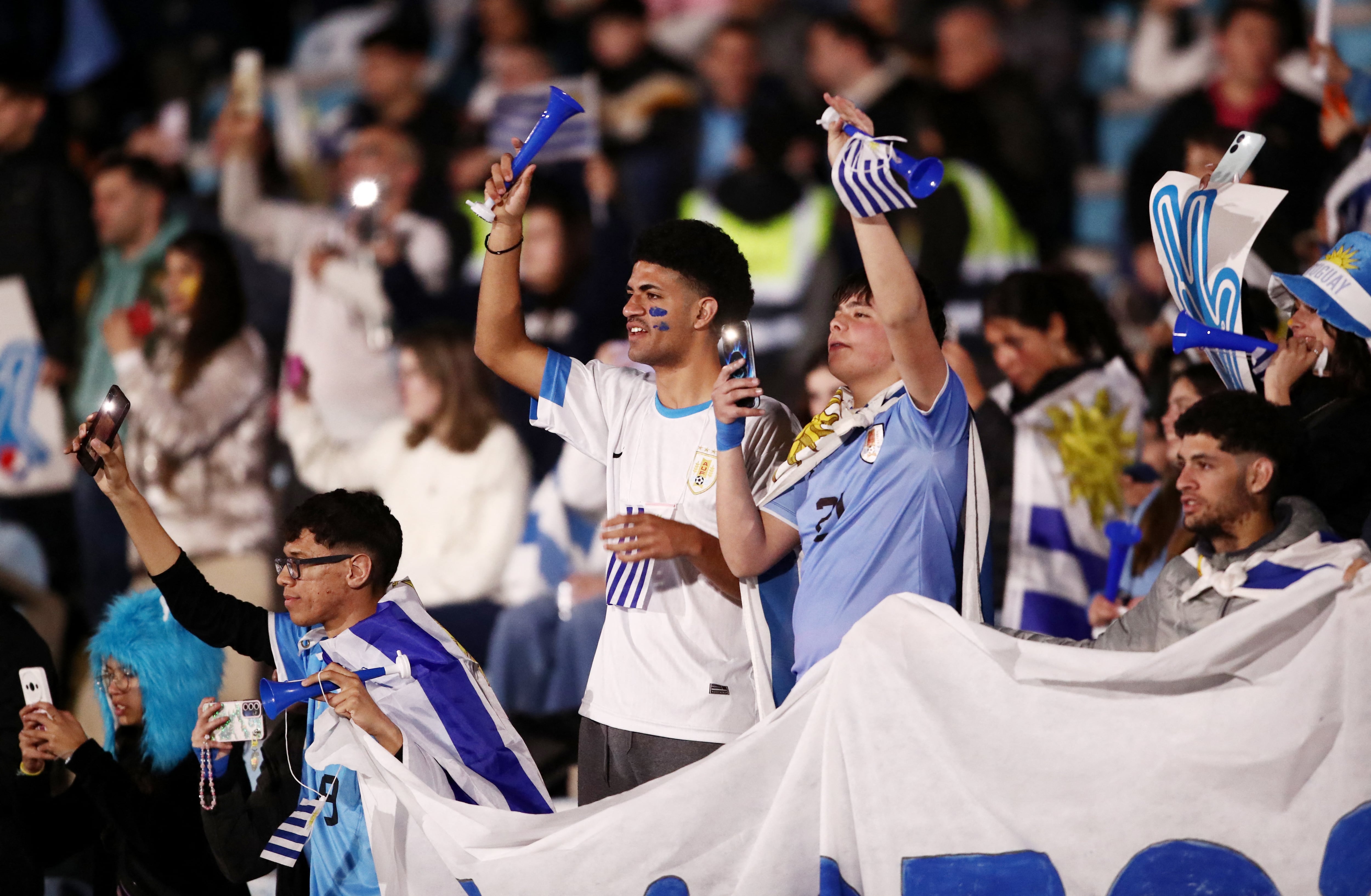 Los fanáticos de la selección uruguaya esperan ansiosos por ver a Luis Suárez (REUTERS/Mariana Greif)