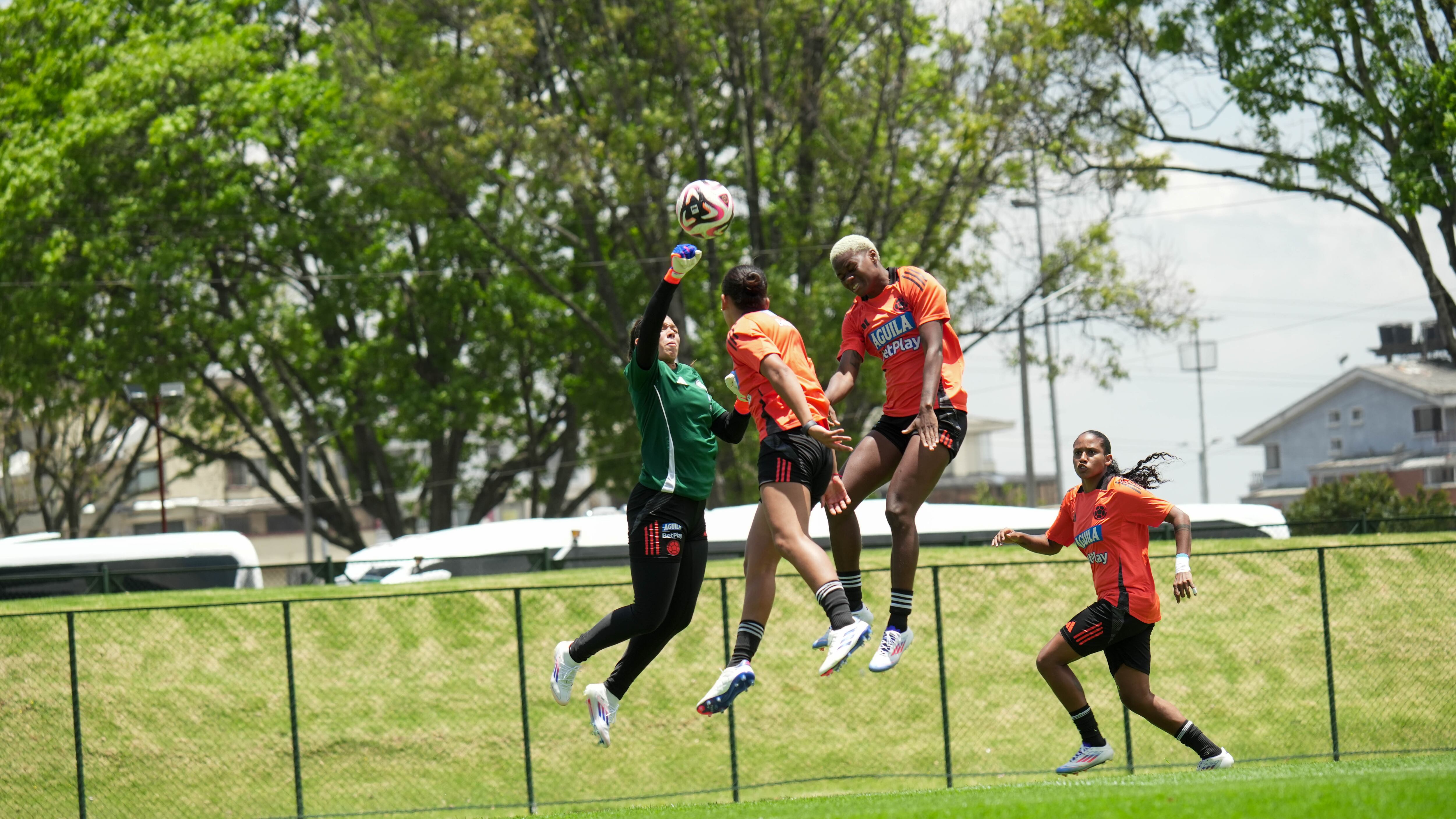 Con trabajos en la pelota quieta, Carlos Paniagua cerró la sesión de trabajo que se llevó a cabo el 29 de agosto de 2024 - crédito Federación Colombiana de Fútbol