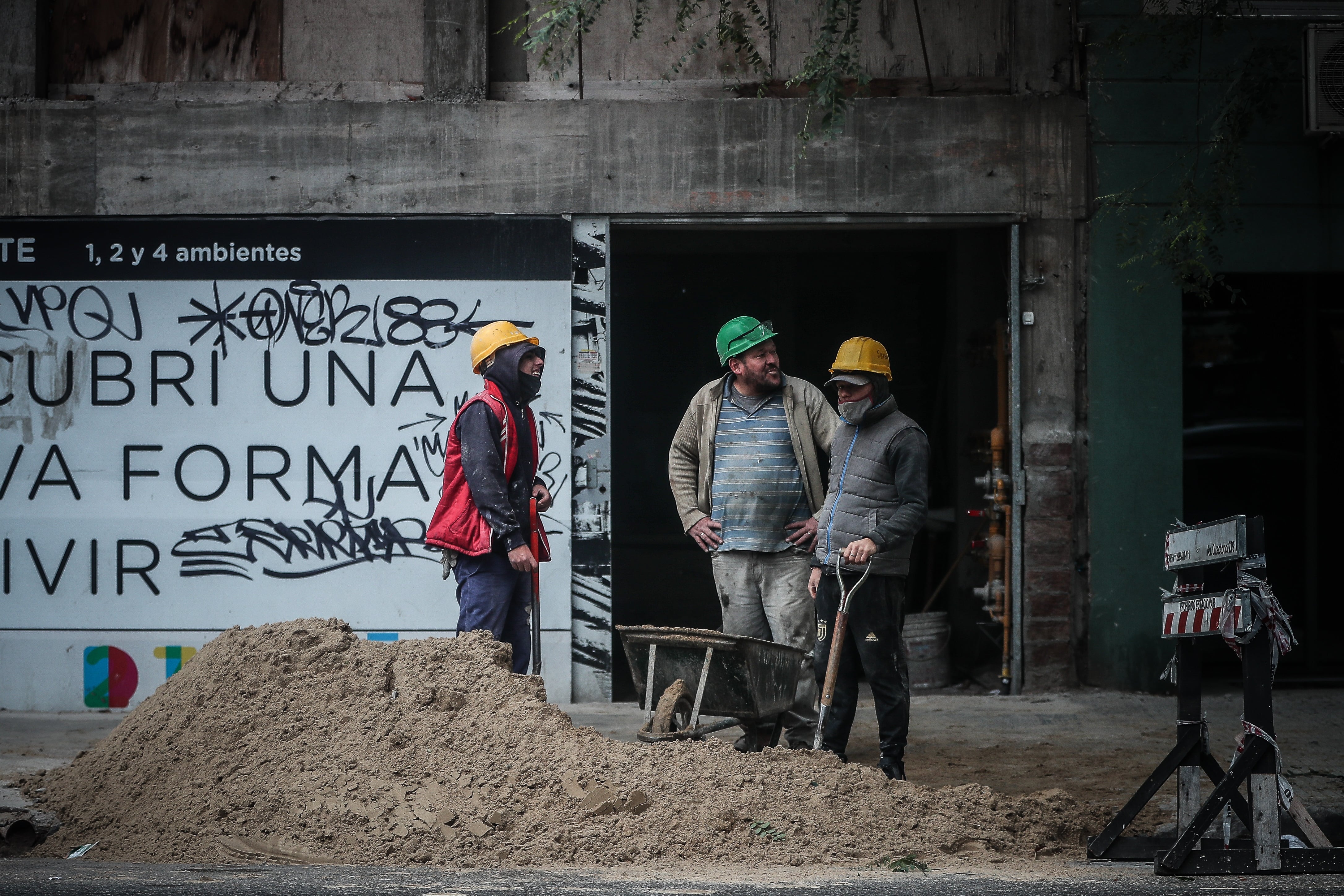 Fotografía de archivo que muestra a empleados de la construcción que trabajan en una obra en Buenos Aires (Argentina). EFE/ Juan Ignacio Roncoroni
