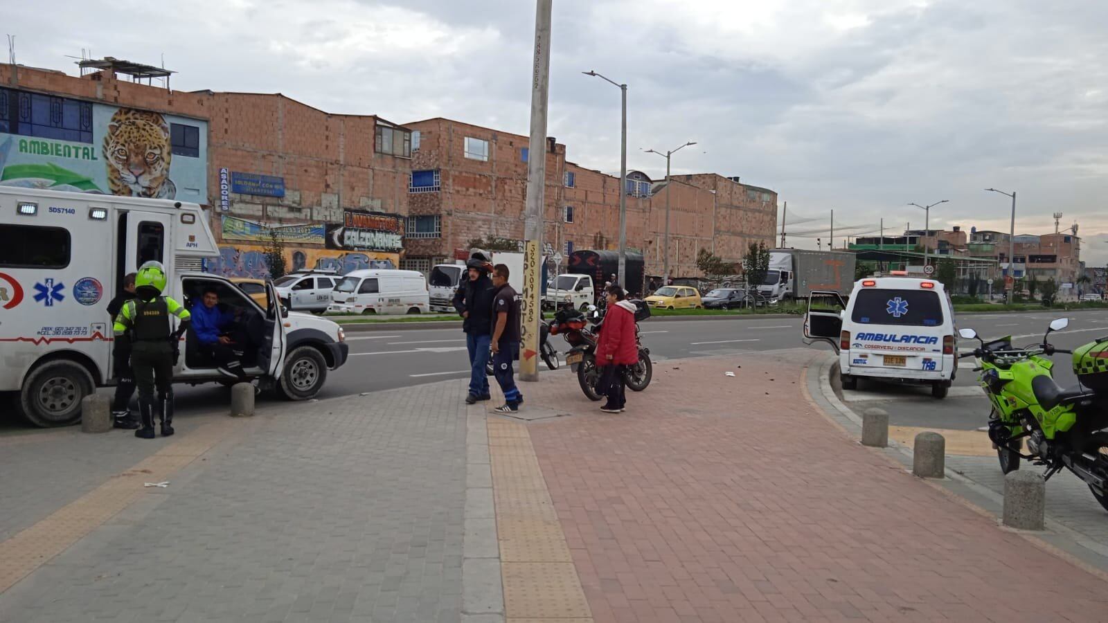 Un motero resultó herido en Kennedy tras chocar contra un objeto fijo - crédito @BogotaTransito