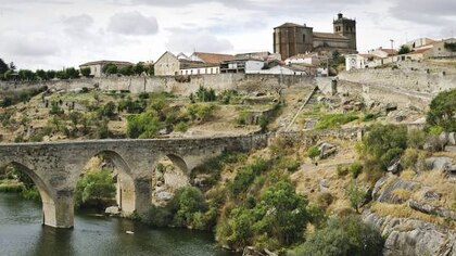 El pueblo de Salamanca rodeado de acantilados y cuyo recinto amurallado ha sido declarado Conjunto Histórico Artístico