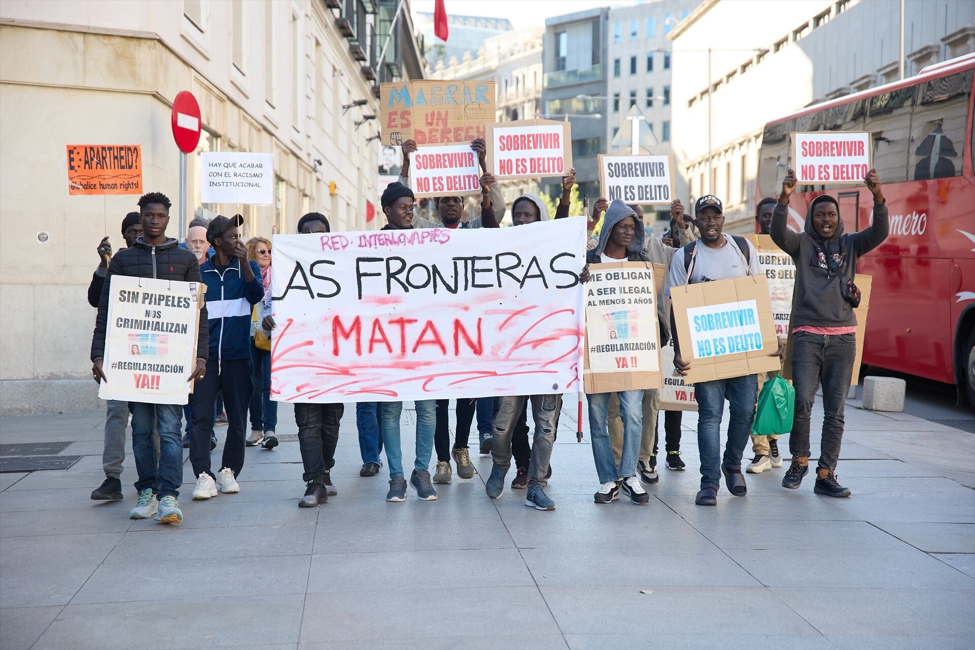 Concentración frente al Congreso en defensa de la ILP RegularizaciónYa. (Jesús Hellín / Europa Press)