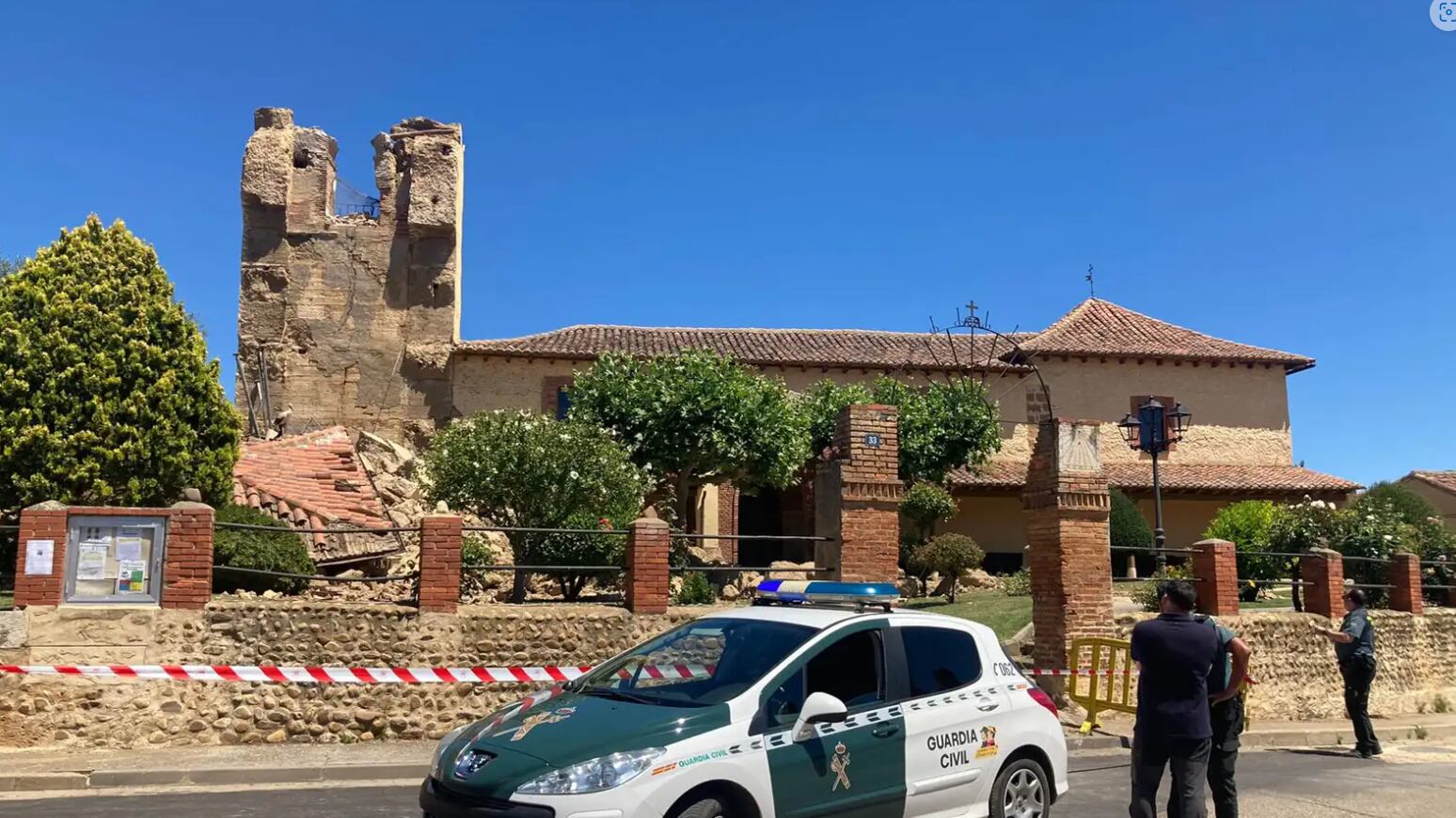 Se derrumba la torre de la iglesia de Villaturiel un día antes de su restauración. (Agencia EFE)