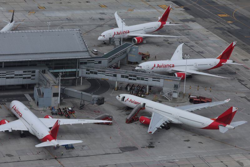 En varios aeropuertos de Colombia comenzó el desabastecimiento de combustible para aviones - crédito Luisa González/REUTERS