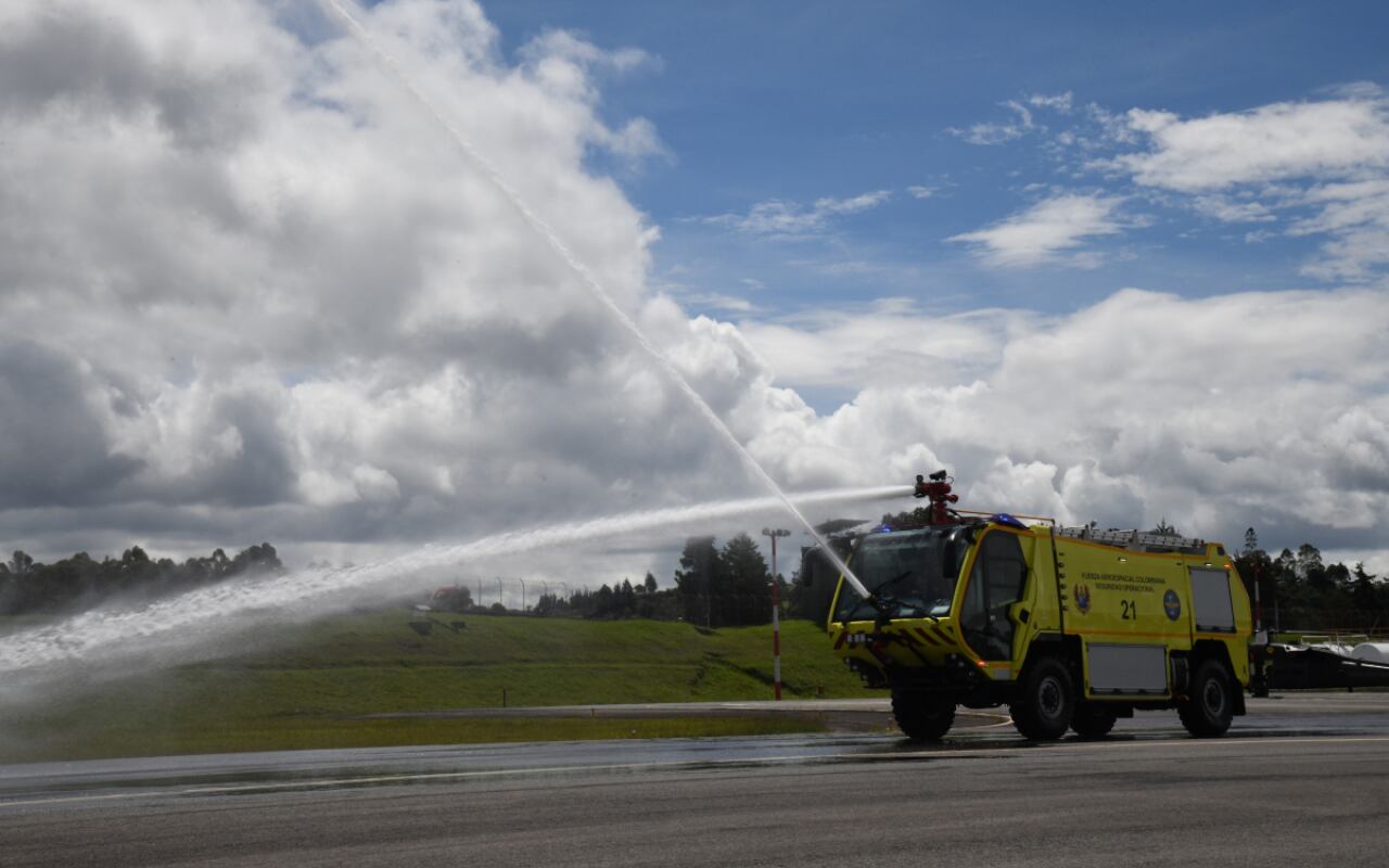 Este es el nuevo juguete de la Fuerza Aérea Colombiana, un vehículo de bomberos aeronáutica Iturri 4x4