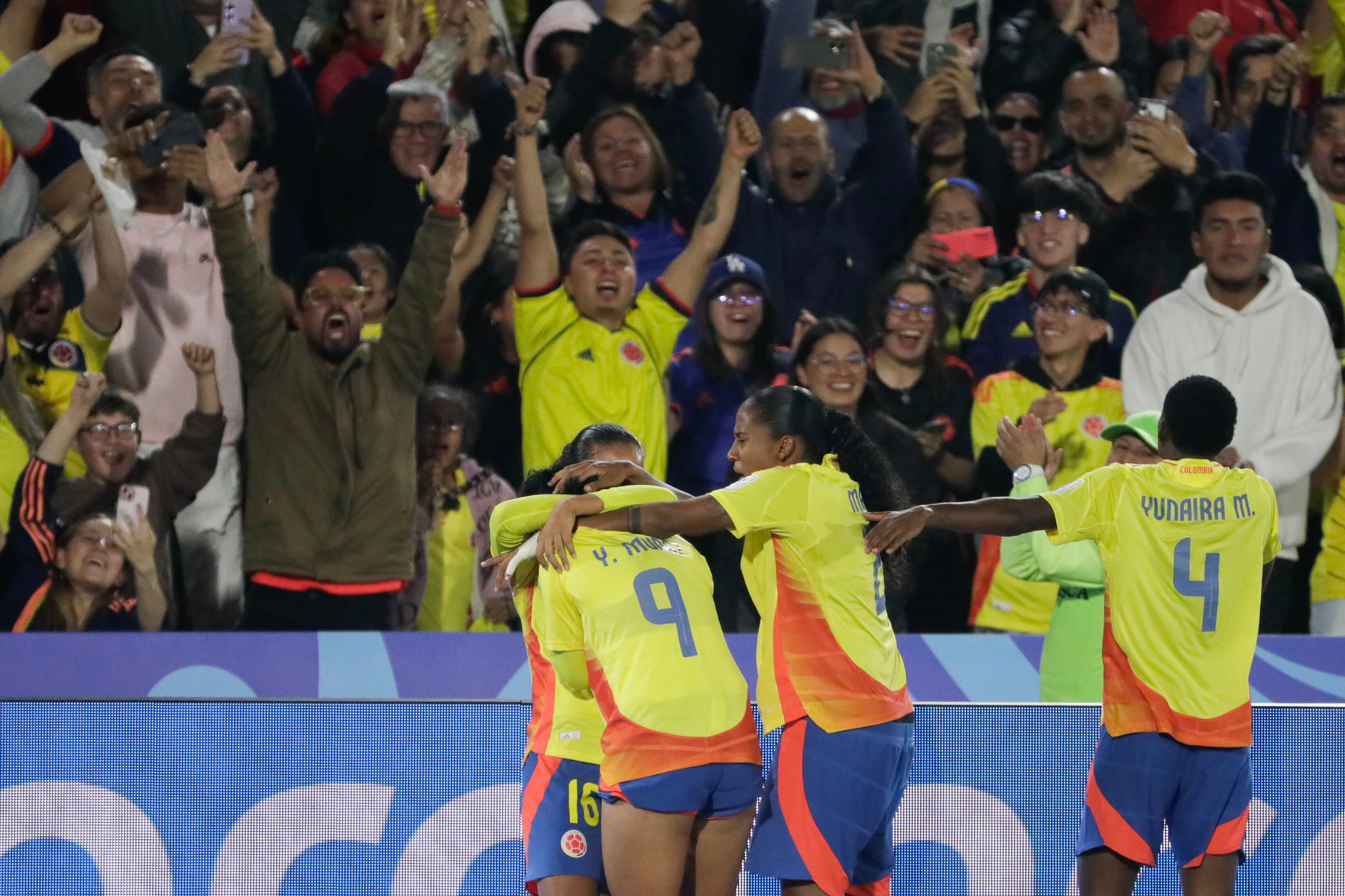 Las jugadoras de la selección sub-20 de Colombia celebraron este martes en Bogotá su clasificación a los octavos de final del Mundial de la categoría - crédito EFE/ Carlos Ortega
