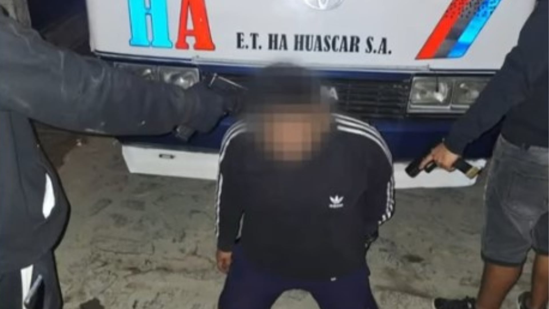 Chofer fue encañonado por extorsionadores para exigir a empresa de transporte que paguen cupos. (Foto captura: 24 Horas/ Panamericana)