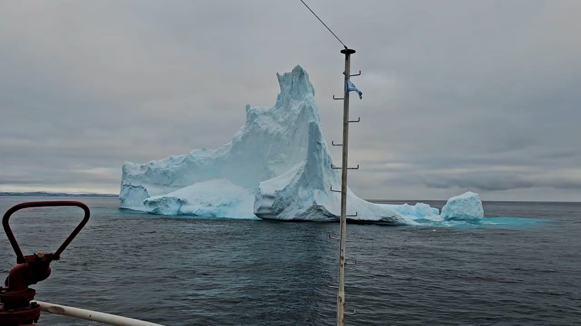 Prefectura monitorea el recorrido de un iceberg que flota cerca de Ushuaia