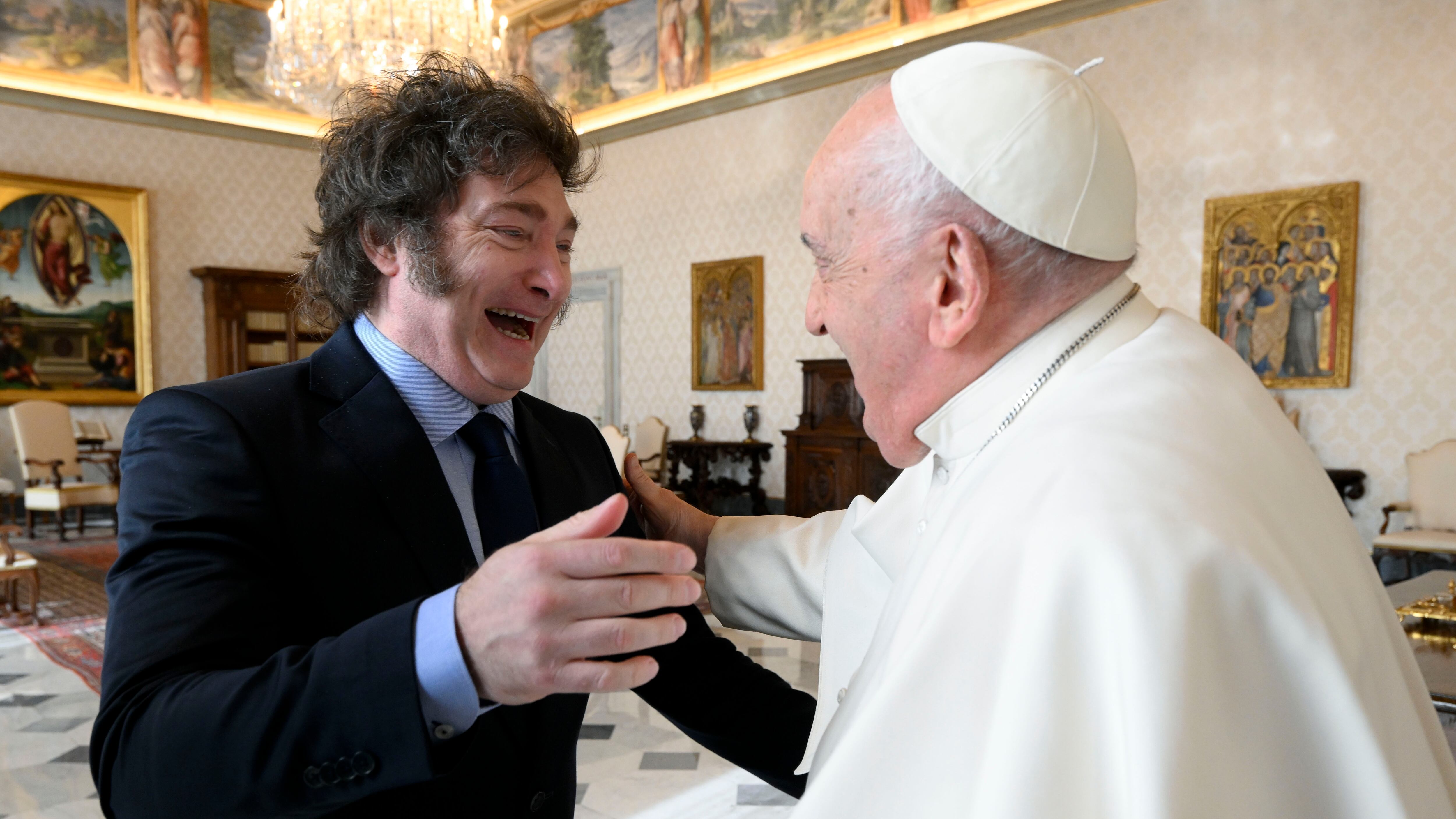 El presidente argentino Javier Milei saluda al papa Francisco a su llegada al Vaticano para una audiencia privada, en febrero de este año
