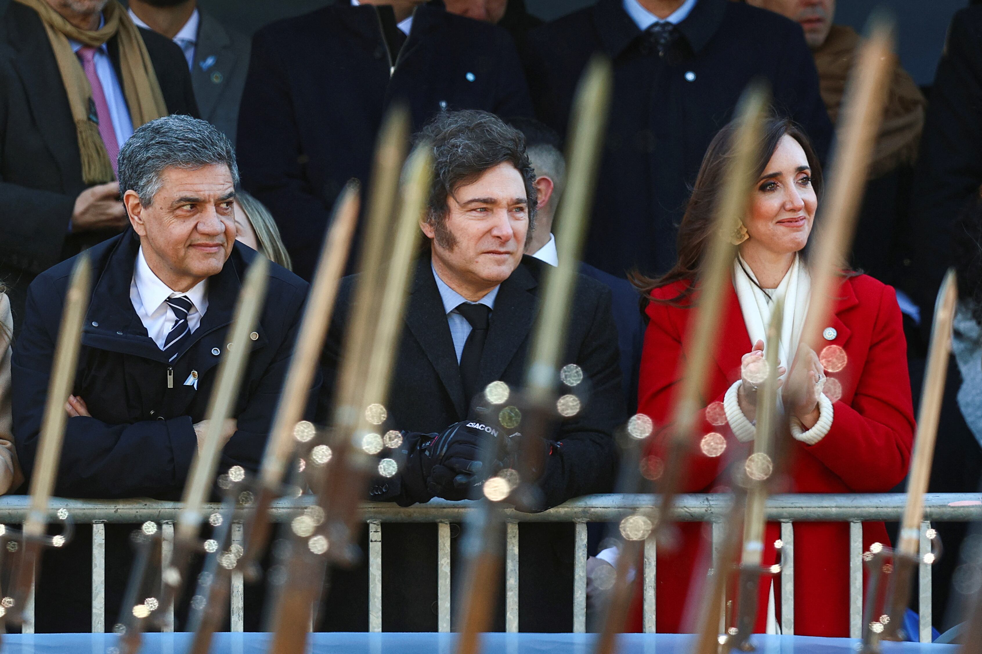 Javier Milei junto a la vicepresidenta, Victoria Villarruel, y al Jefe de Gobierno porteño, Jorge Macri, en los desfiles militares del 9 de julio (Reuters Matias Baglietto)