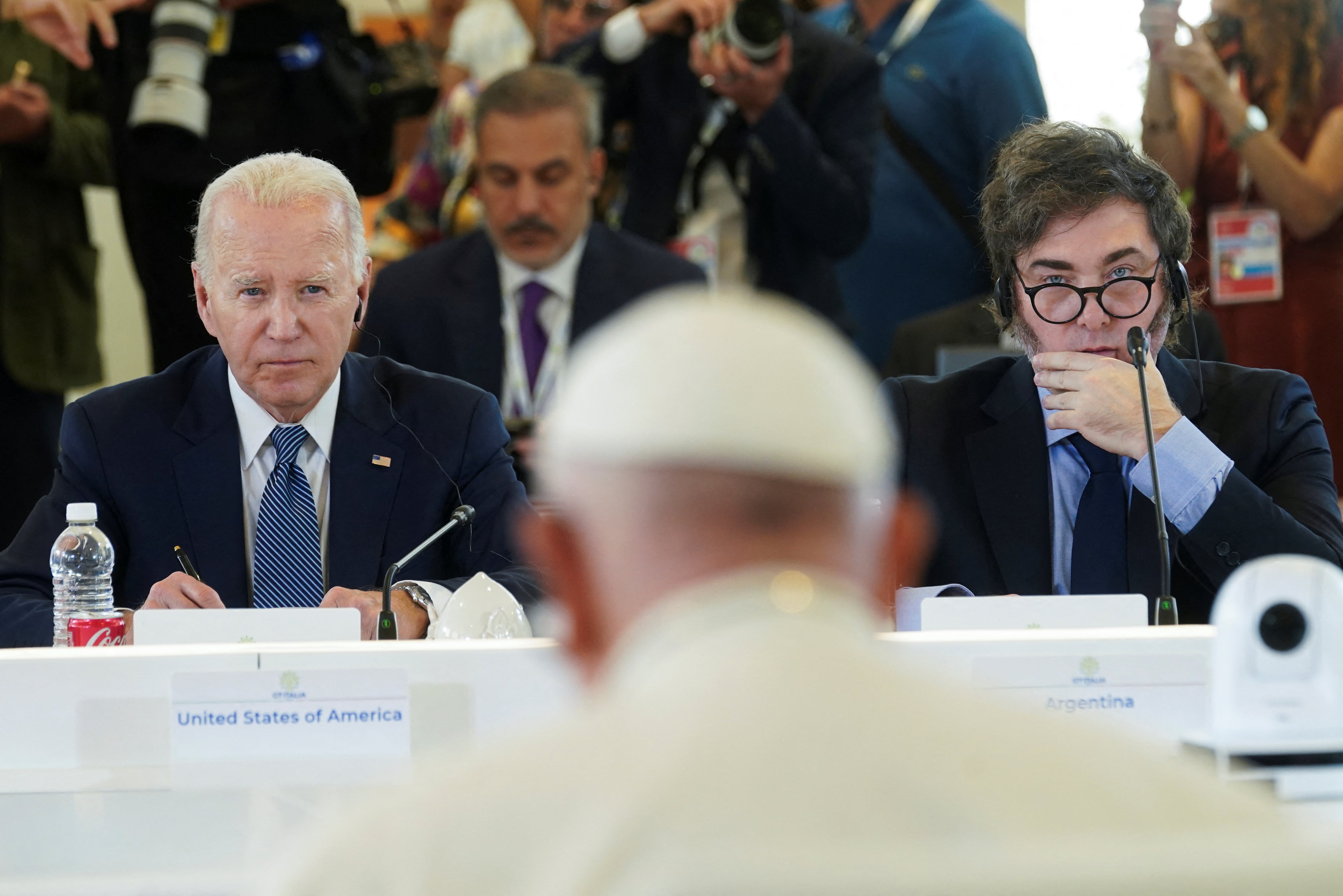 El presidente de los Estados Unidos, Joe Biden, y su par argentino, Javier Milei escuchan atentamente al papa Francisco durante el G7 que se realiza en Italia (Foto: Reuters / Kevin Lamarque)