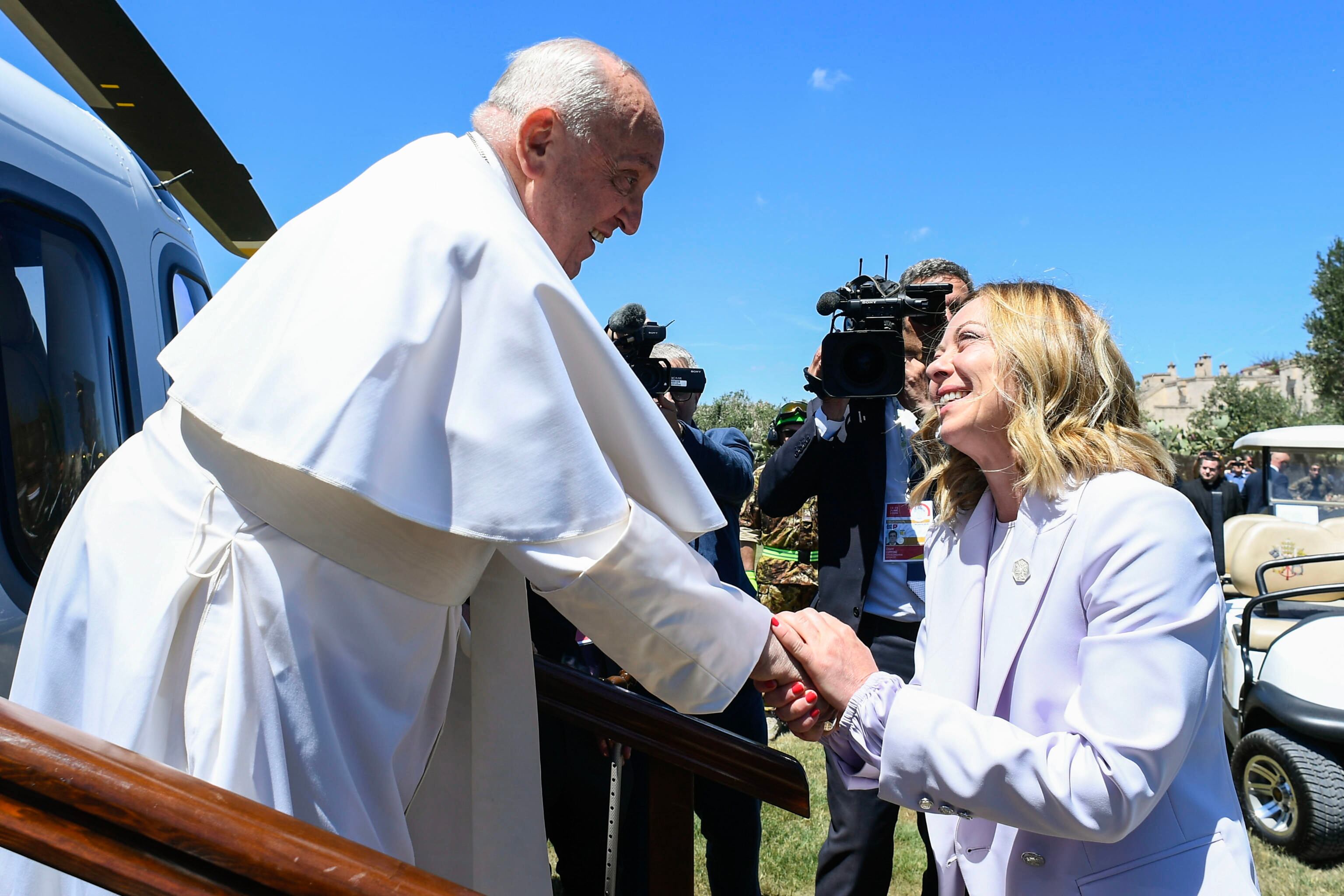 La primera ministra italiana Giorgia Meloni (R) dando la bienvenida al Papa Francisco. EFE/EPA/FOLLETO