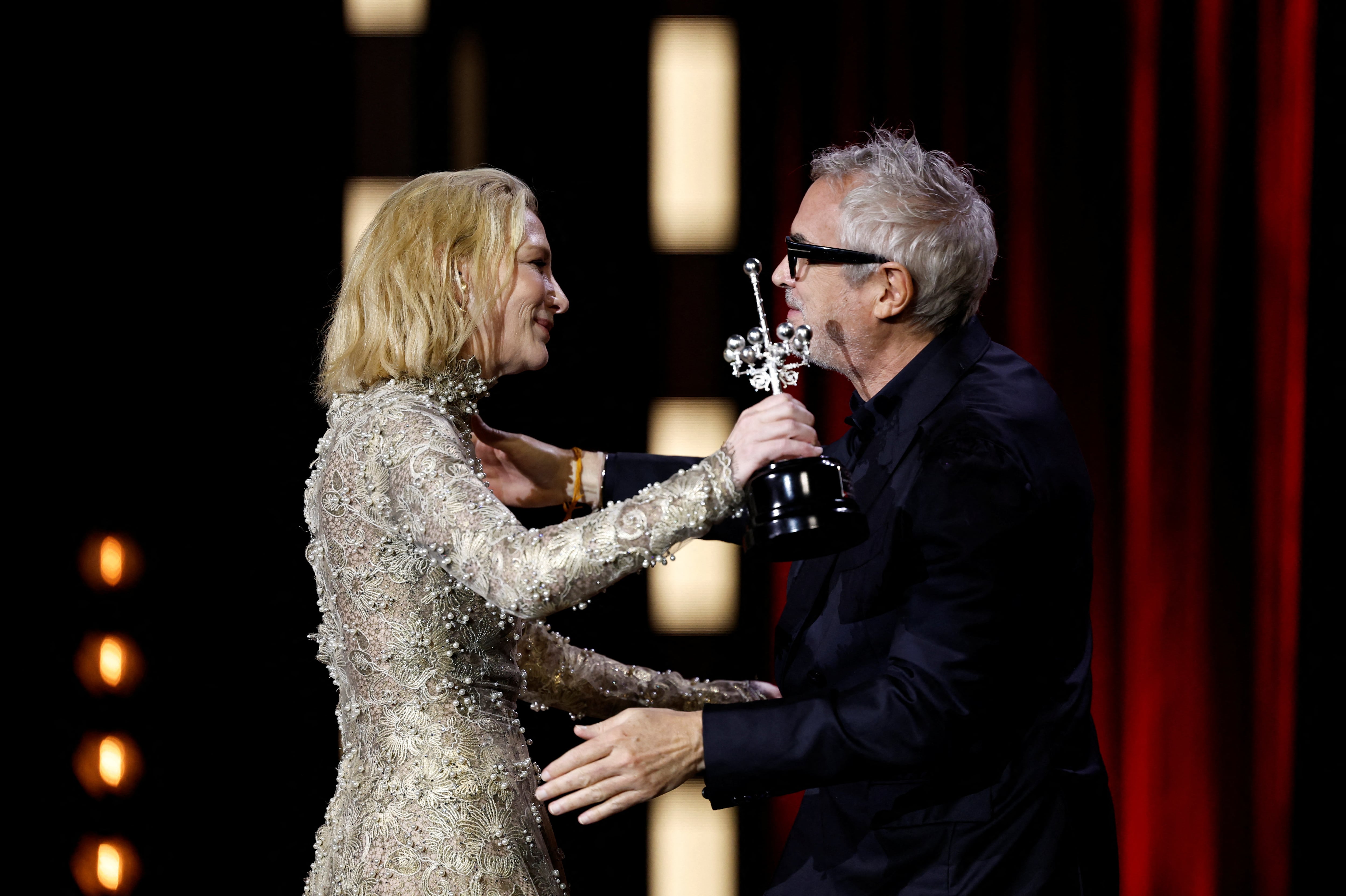  Junto al director mexicano Alfonso Cuarón, con quien acaba de rodar la serie ‘Disclaimer’ (REUTERS/Vincent West)