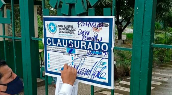 Aunque las autoridades nacionales han permitido el regreso a las aulas, la Dirección de Justicia y Vigilancia del Municipio de Guayaquil ha sancionado a seis instituciones educativas por recibir estudiantes. (Foto: Twitter de Cynthia Viteri)