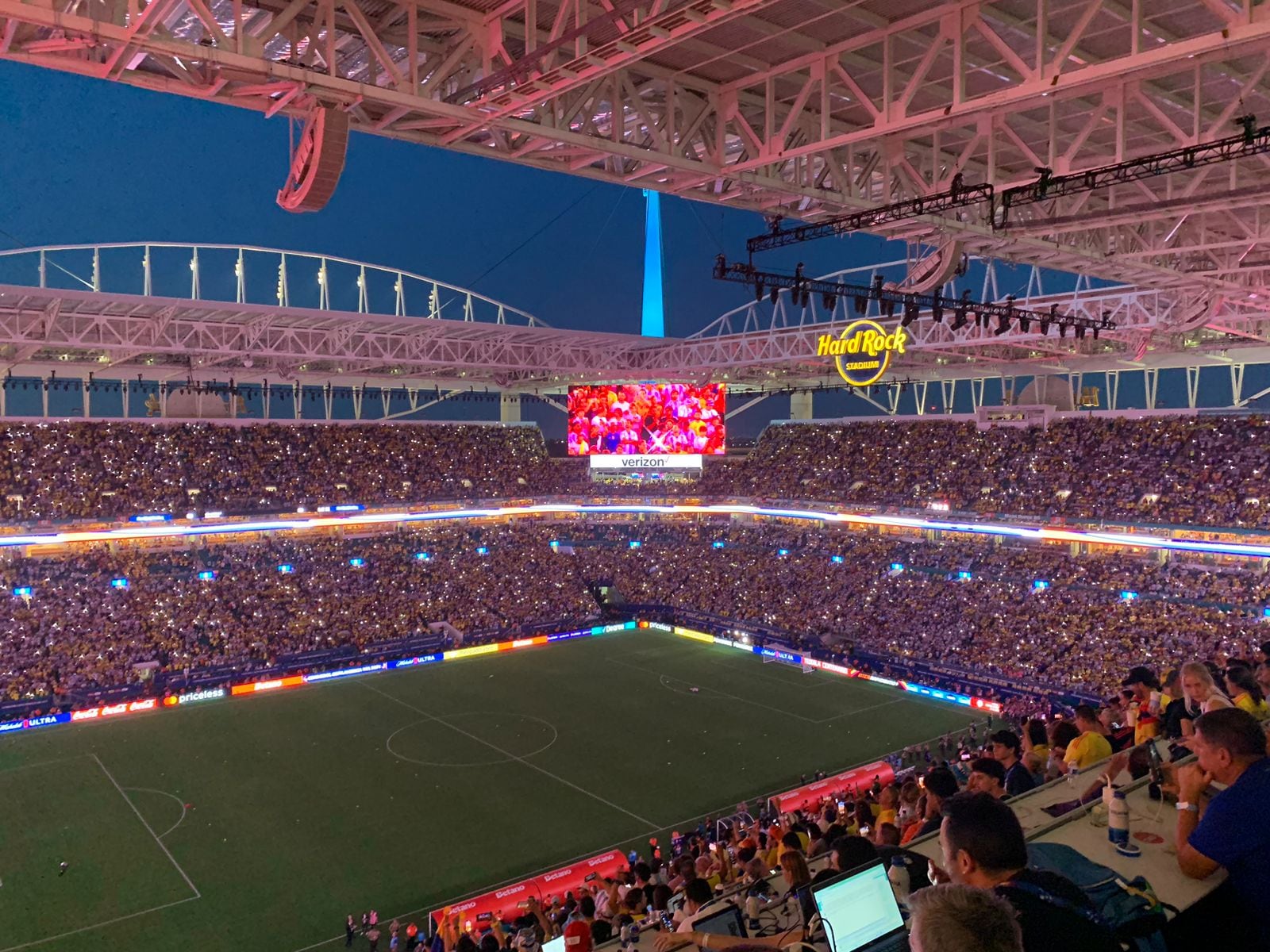 Ya está colmado el Hard Rock Stadium de Miami a minutos de que arranque la final de la Copa America 2024 - crédito Javier García/Infobae Colombia