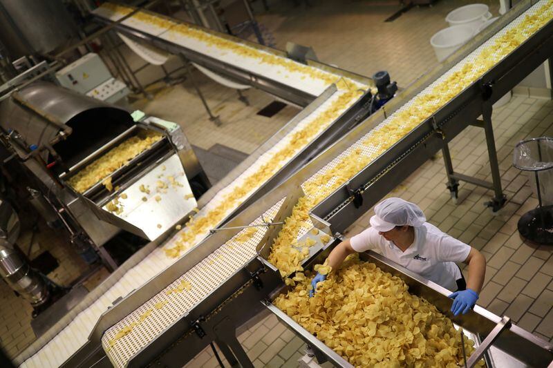 FOTO DE ARCHIVO. Un trabajador arregla patatas fritas dentro de la fábrica Bonilla a la Vista en Arteixo, cerca de A Coruña, Galicia, España. 18 de febrero de 2020. REUTERS/Nacho Doce