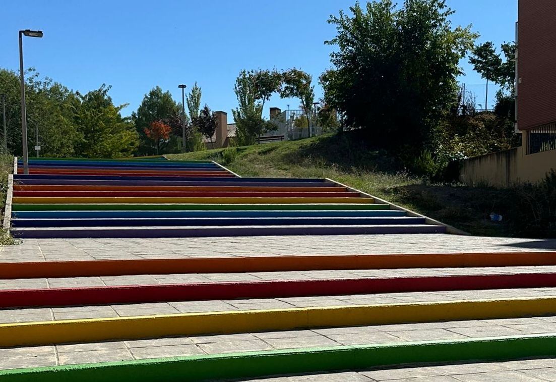 La escalera con los escalones de colores, en el barrio de Los Villares de Arganda