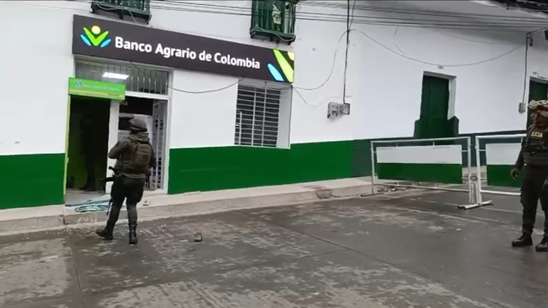 Presuntos militantes del ELN atacaron una estación de Policía y robaron la sede del Banco Agrario en el municipio de San Sebastián - crédito red social X