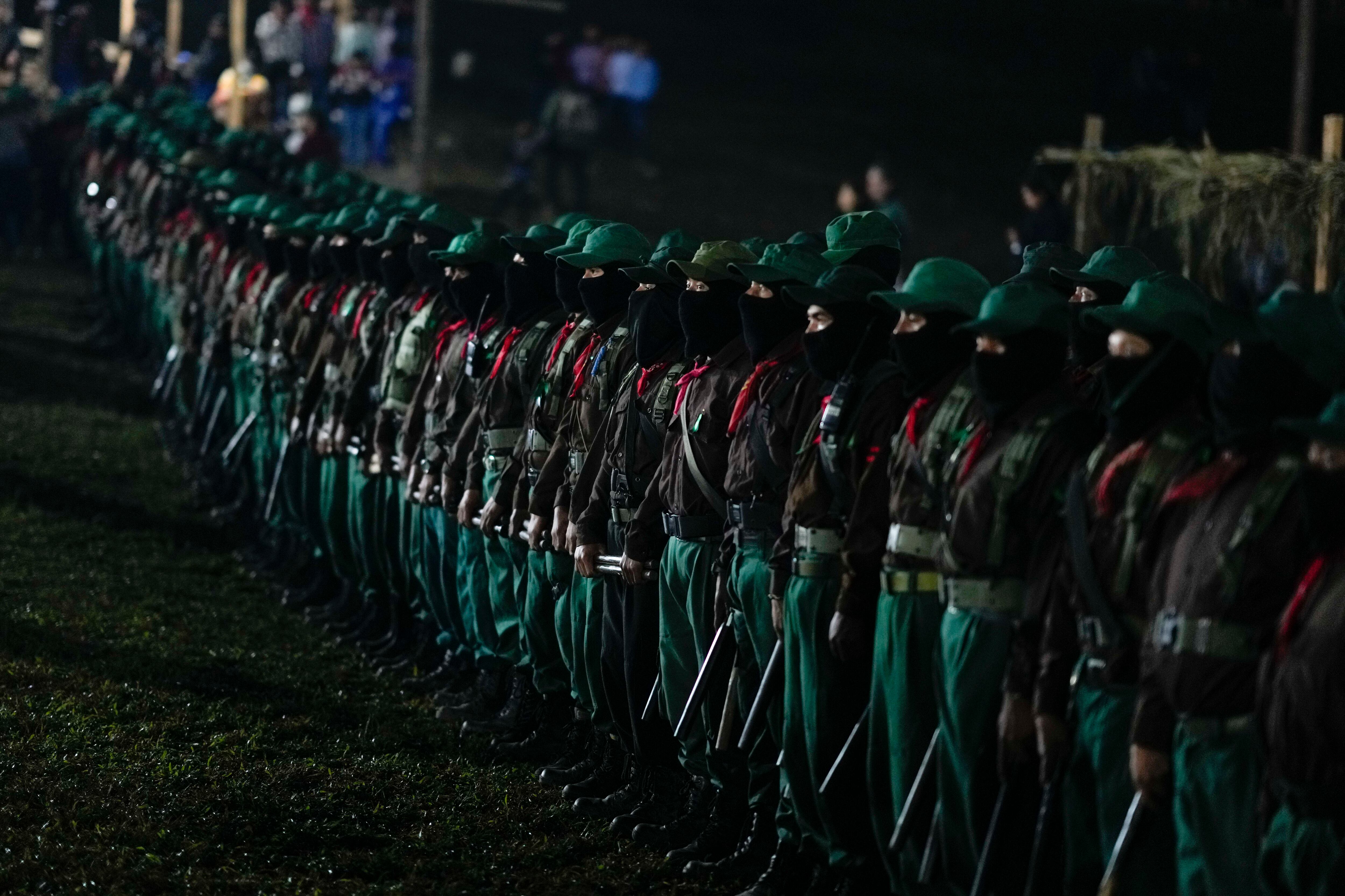 Miembros del Ejército Zapatista de Liberación Nacional, EZLN, durante un acto para conmemorar el 30mo aniversario de la revuelta zapatista, en Dolores Hidalgo, Chiapas, México, el 31 de diciembre de 2023. (AP Foto/Eduardo Verdugo)