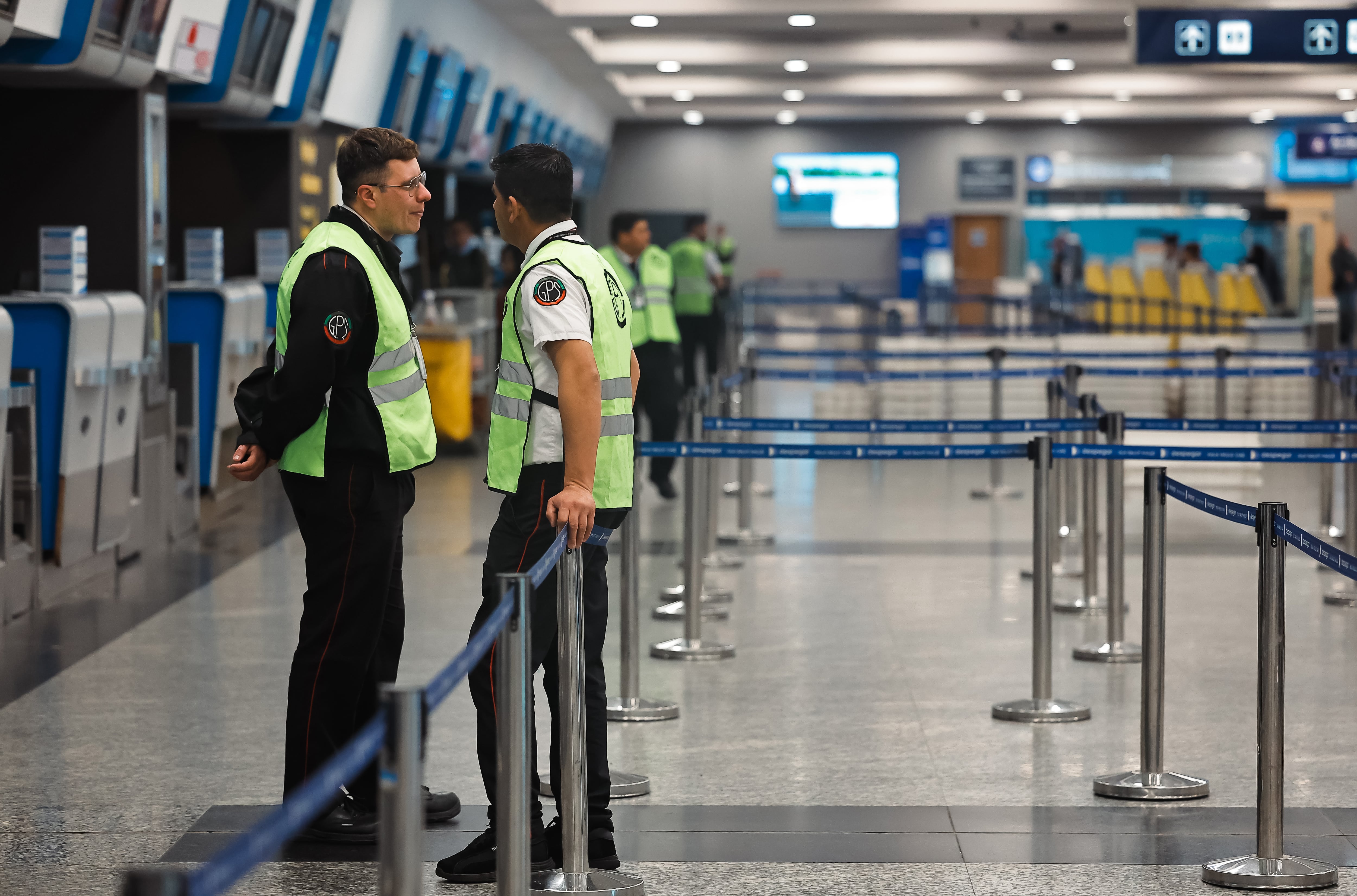 Trabajadores hablando este viernes, en un área del aeropuerto Jorge Newbery de la ciudad de Buenos Aires (EFE) 