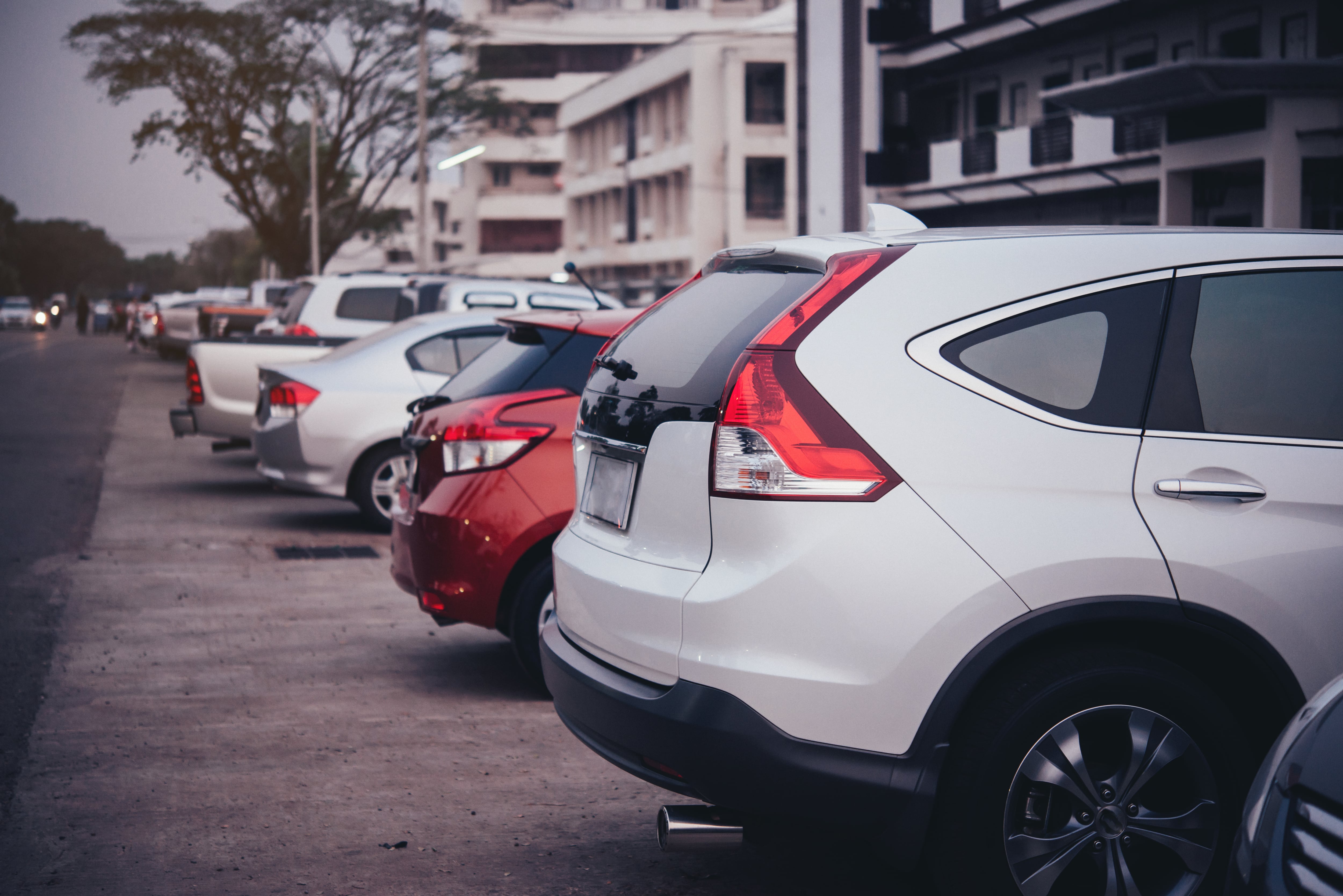 Aparca mal porque llega tarde, pero le deja un mensajito a los guardias en el coche: “Estoy haciendo un examen de Derecho, tened piedad”