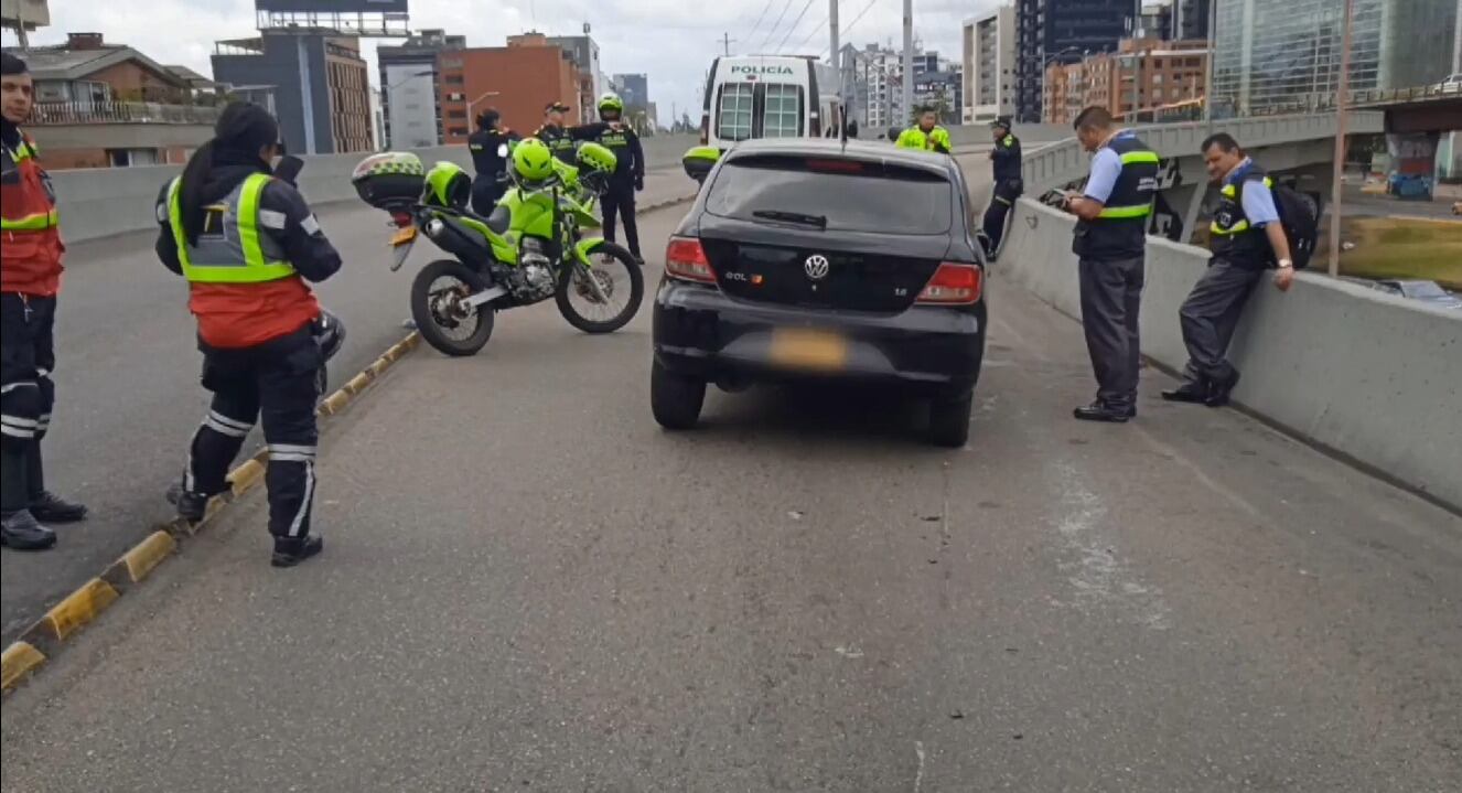 Se conoció la identidad del dueño del vehículo que cuyo conductor atropelló a una mujer, estrelló un Transmilenio y agredió a policías - crédito Captura video