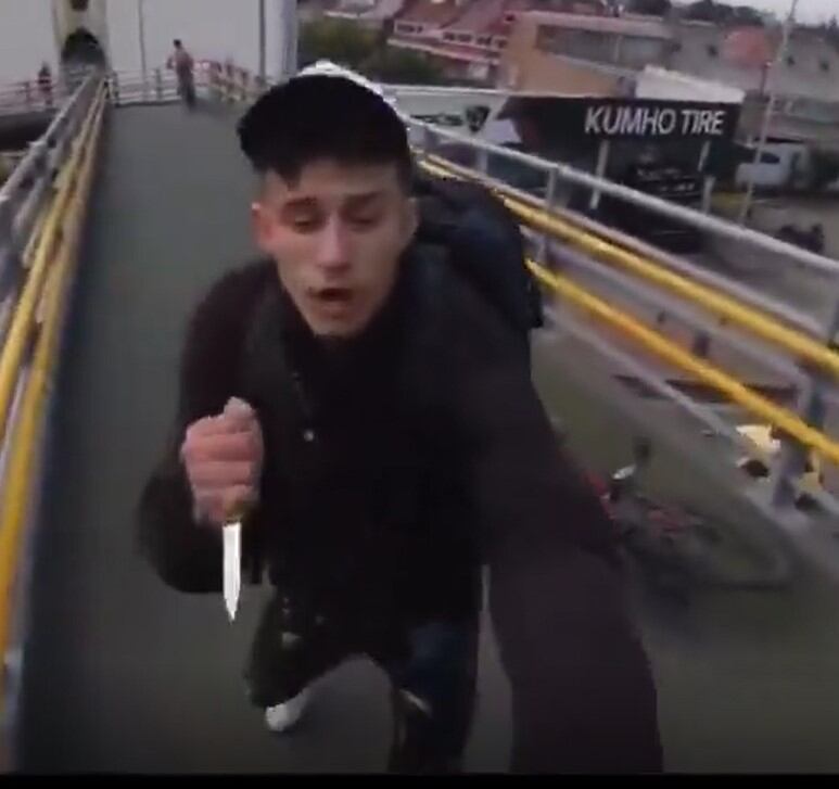 Donanfer Alejandro Lunar Benítez tenía el cabello oscuro al momento de cometer el hurto al ciudadano en el puente de la calle 80 con Av. NQS- crédito redes sociales